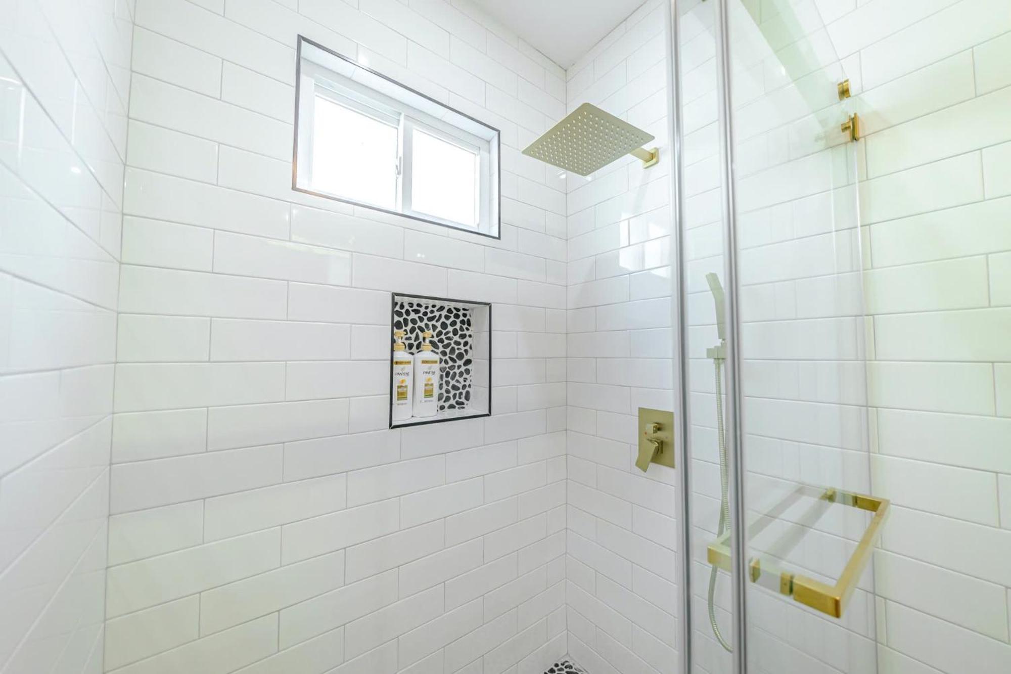 82 Newly Renovated, Luxury In Apartment