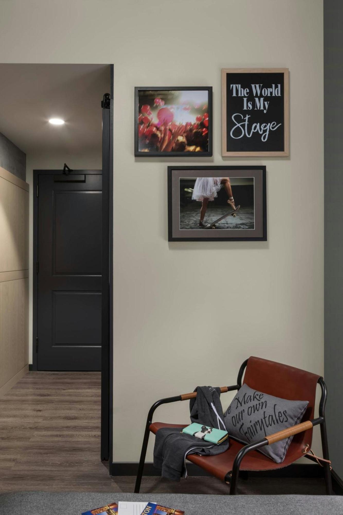 Moxy Downtown 4*