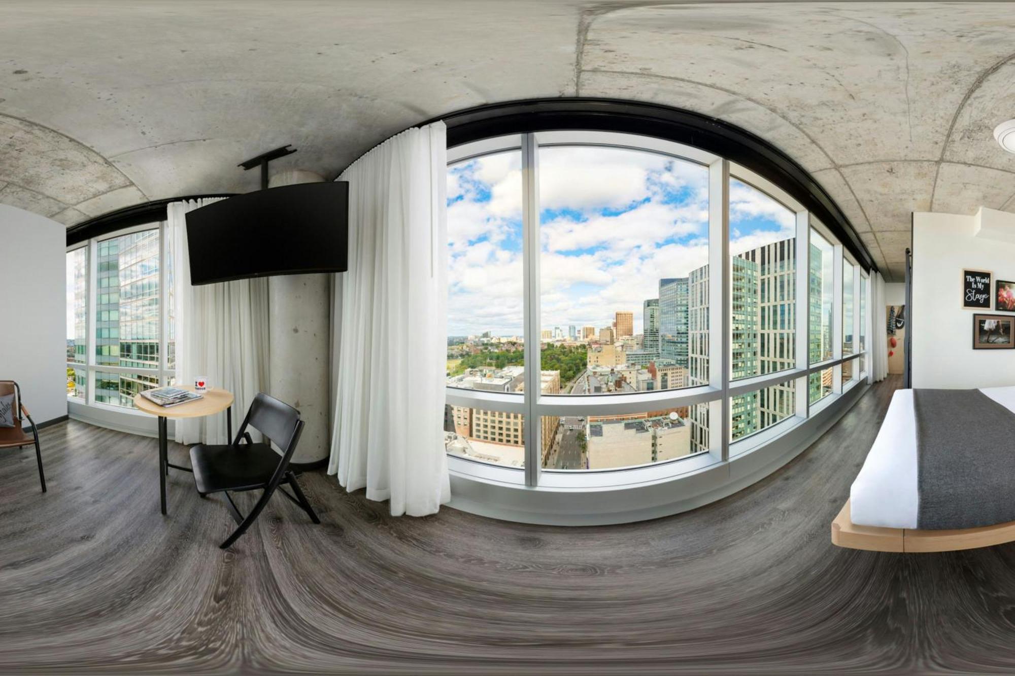 Moxy Downtown 4*