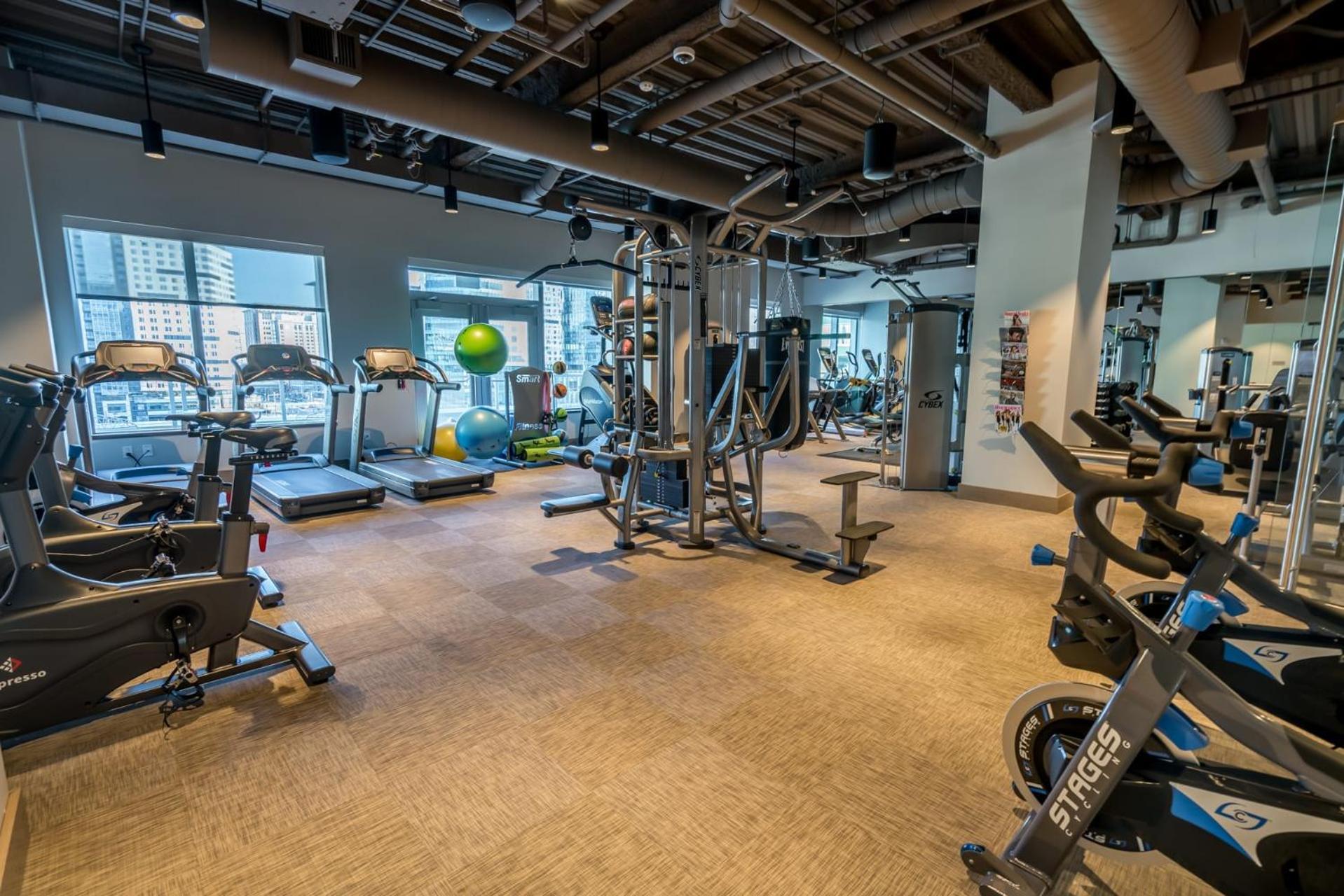 Bright Downtown With Gym - Via-519 Apartment *