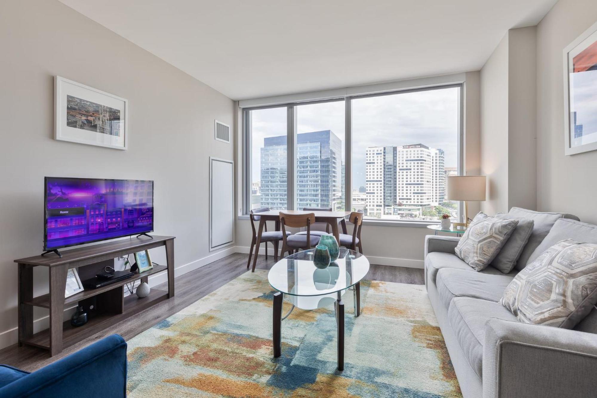 Bright Downtown With Gym - Via-519 *