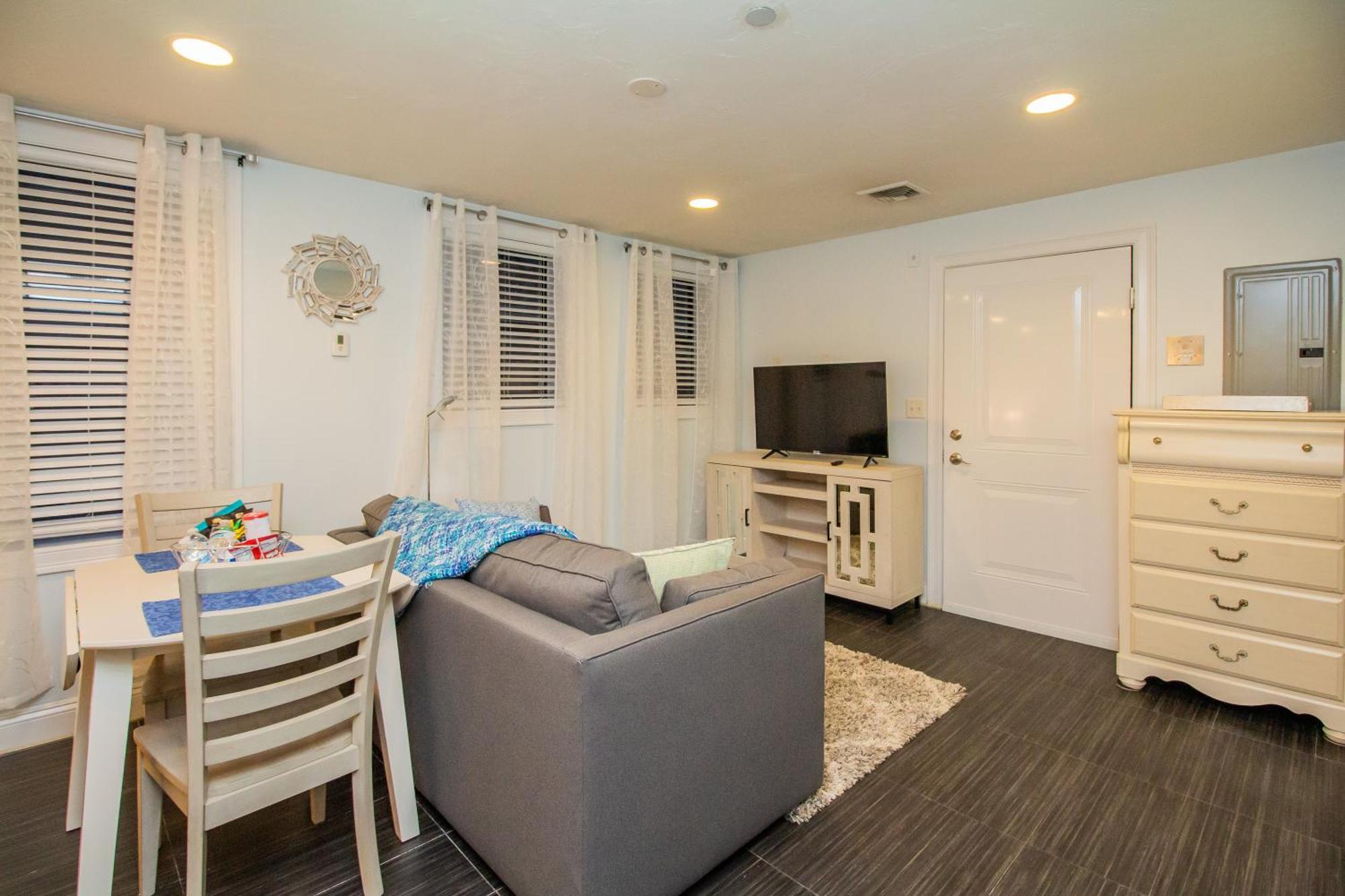 Renovated Studio, Steps To Mgh, Suffolk, Sleeps 4 Apartment