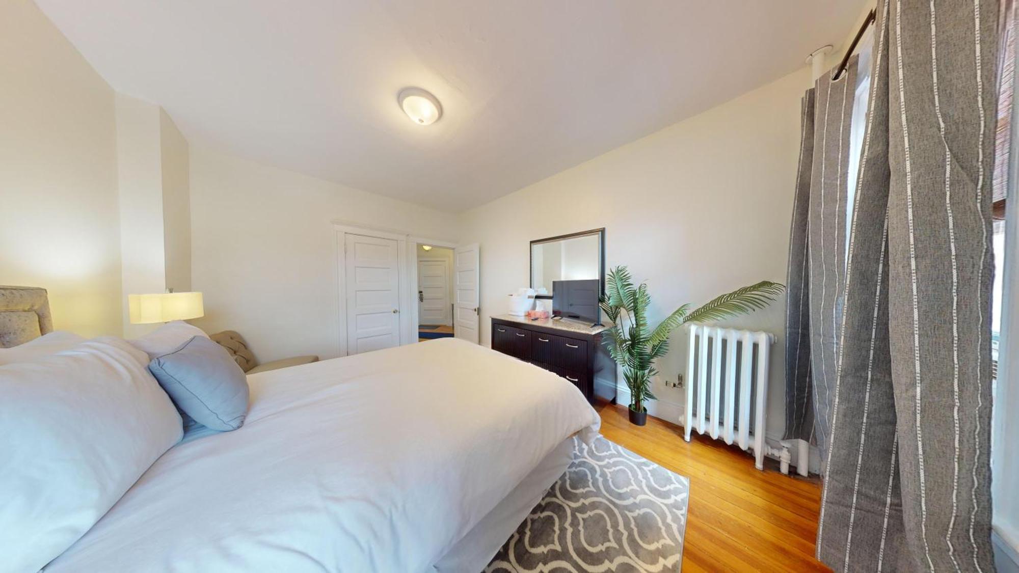 2br Retreat Near College & Longwood Apartment