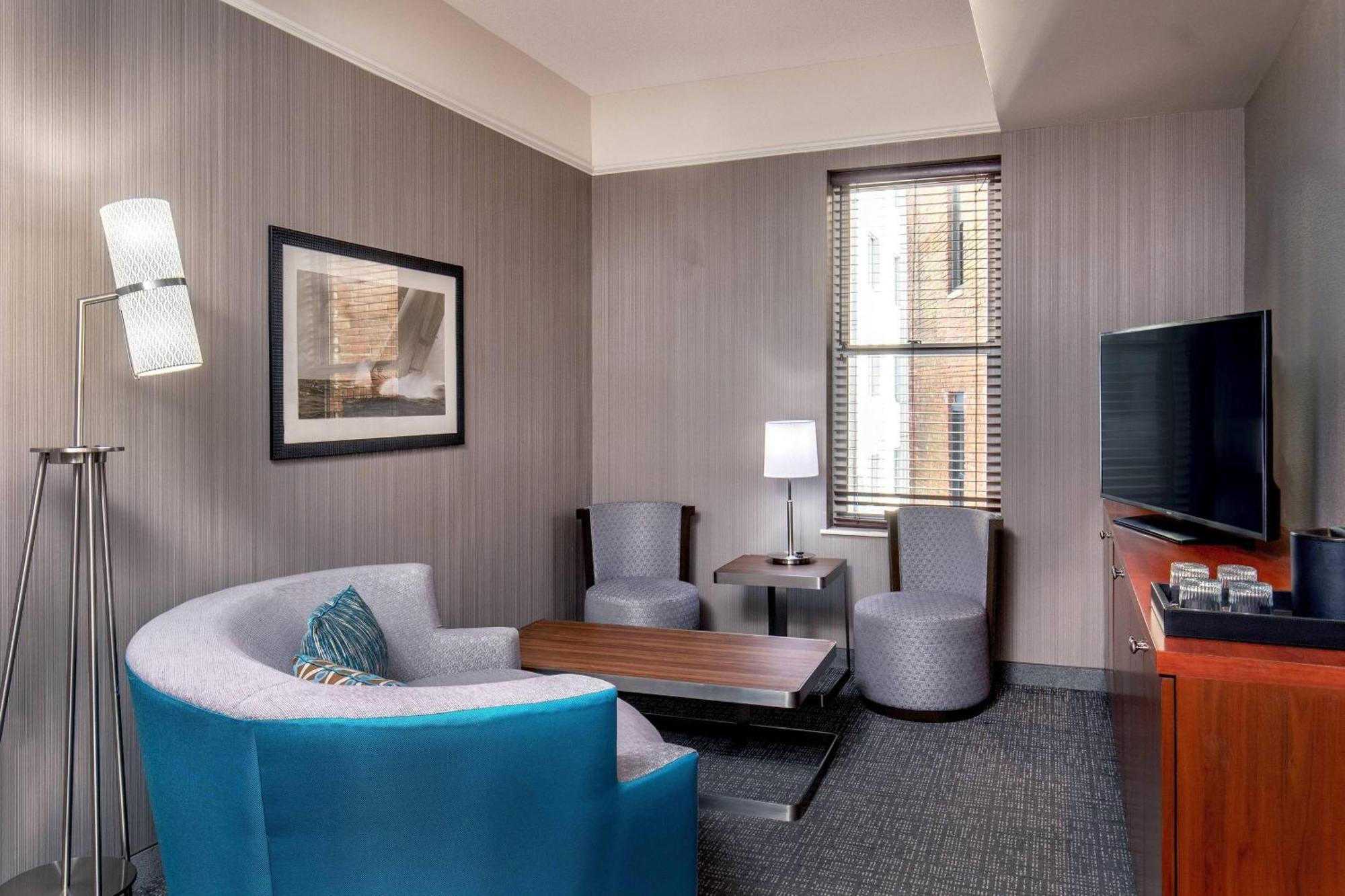 Courtyard Copley Square Hotel 3*