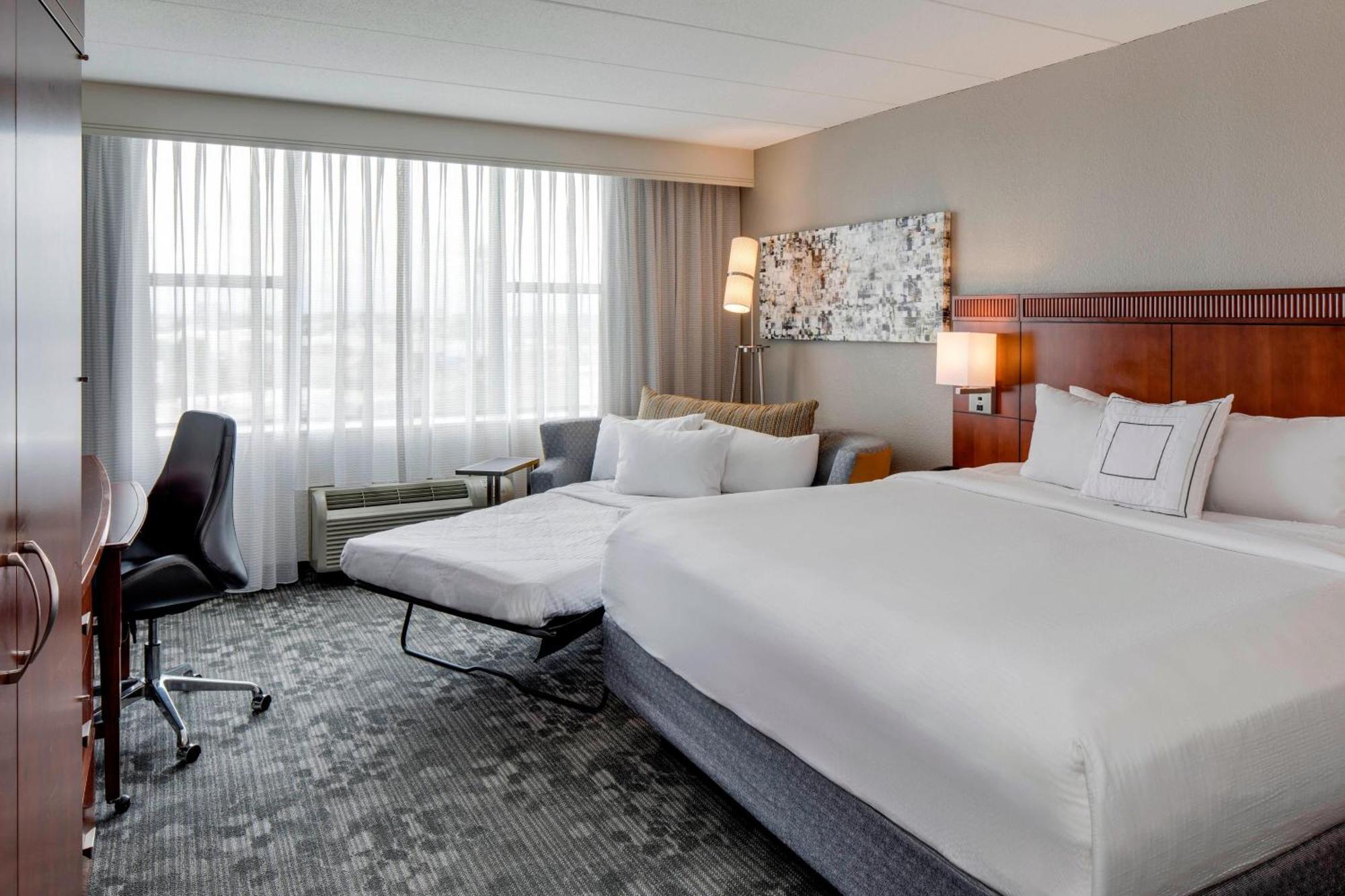 Courtyard By Marriott Logan Airport