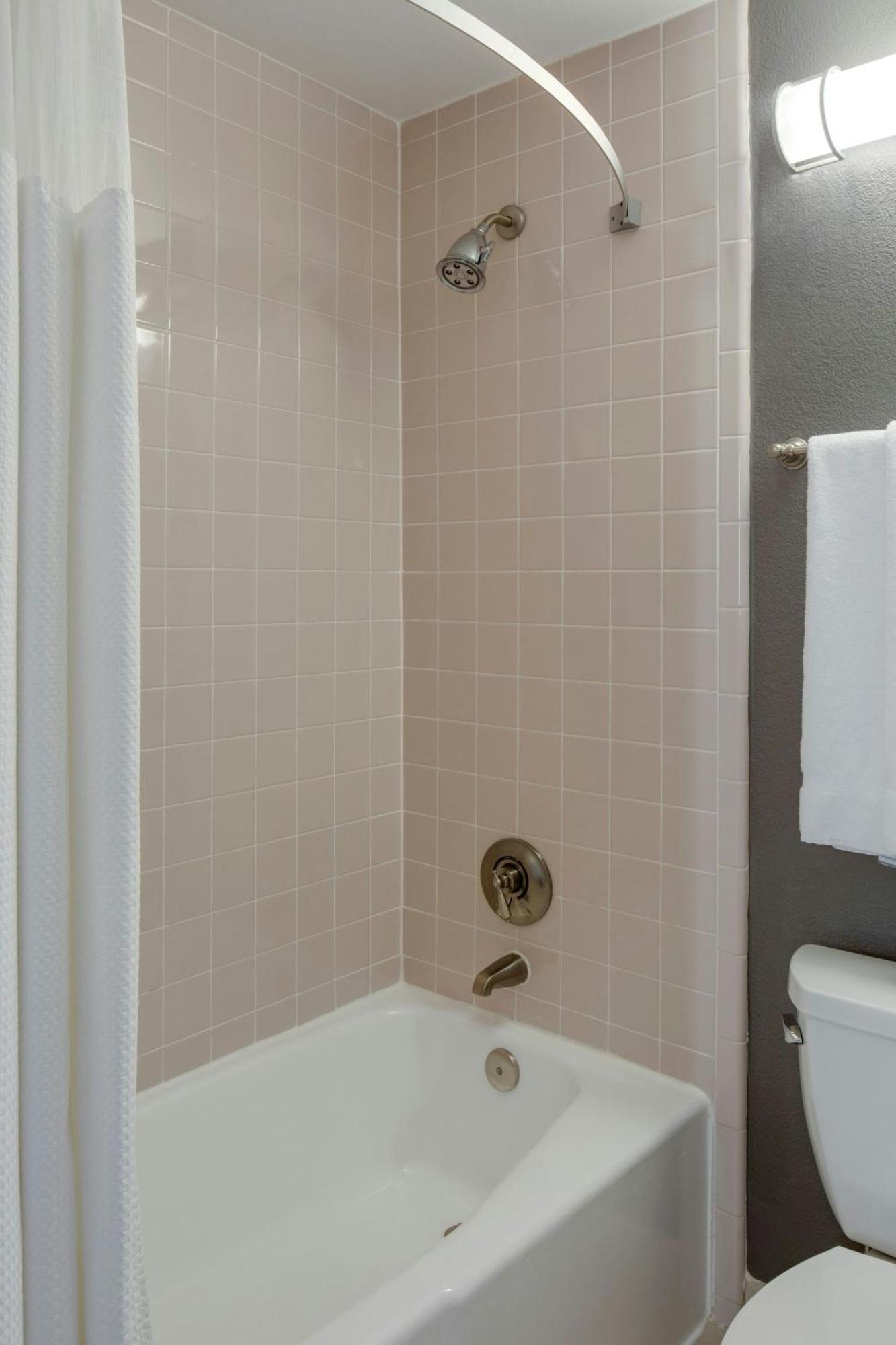 Courtyard By Marriott Logan Airport Hotel 3*