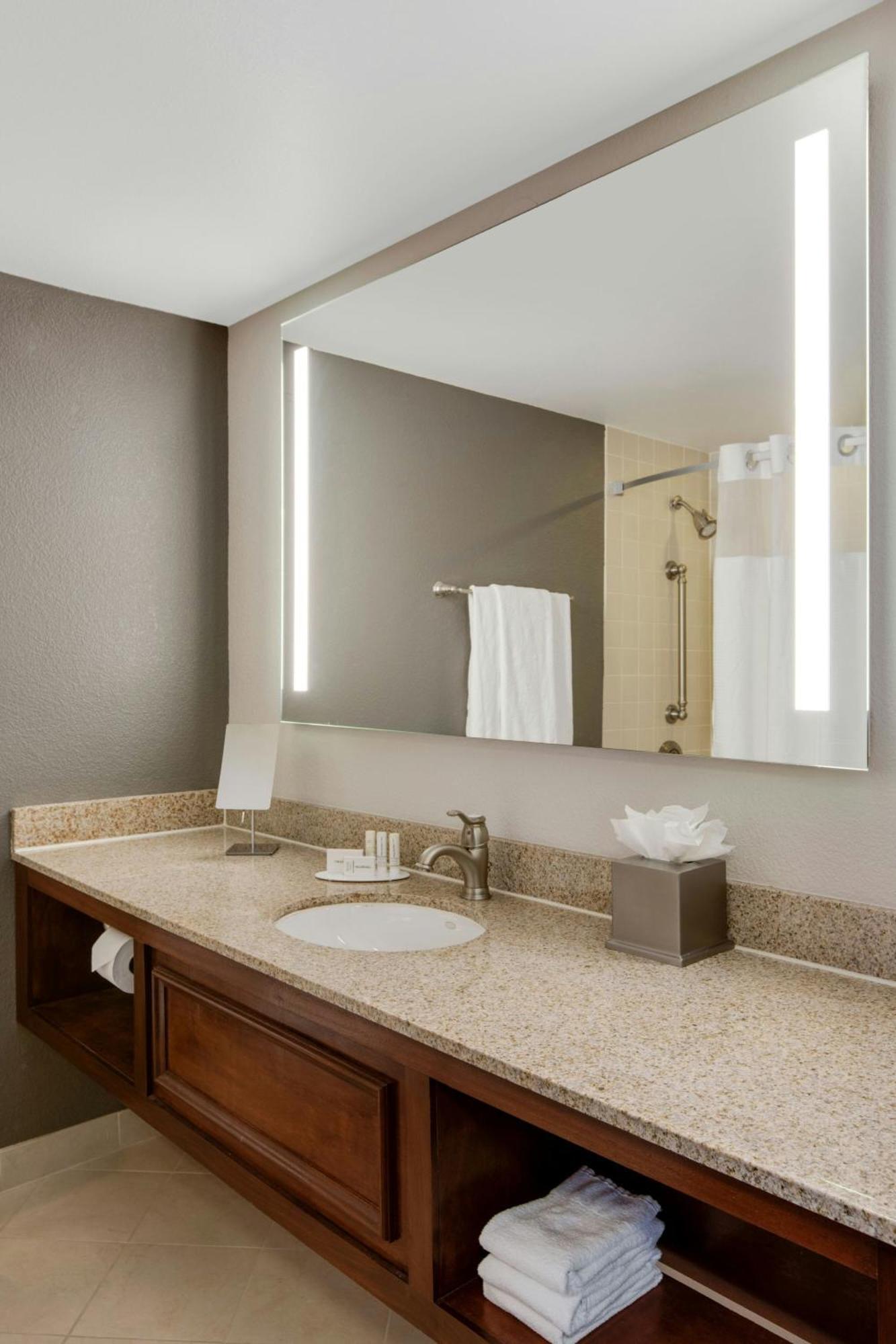 Courtyard By Marriott Logan Airport Hotel