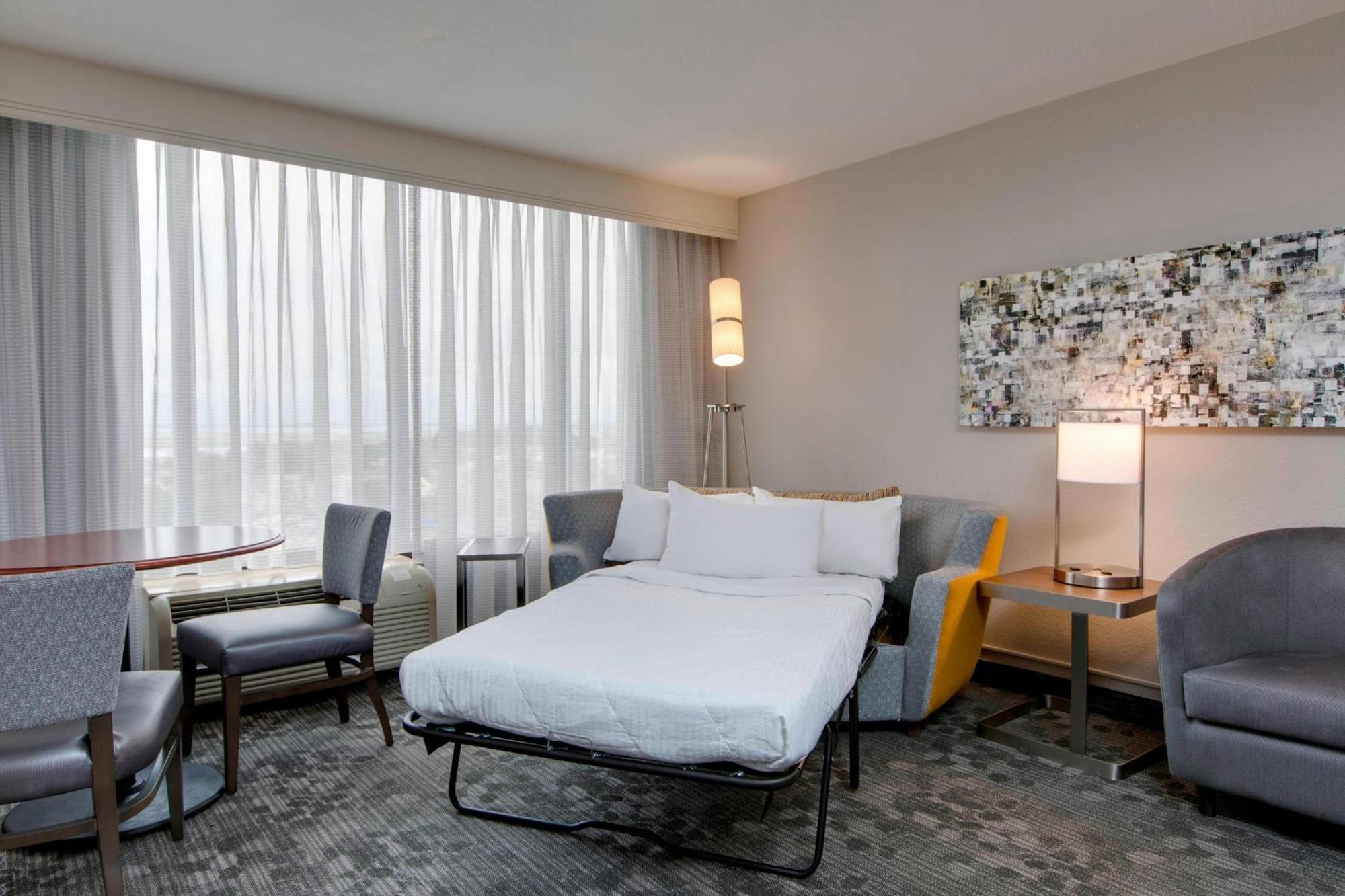 Courtyard By Marriott Logan Airport Hotel Boston