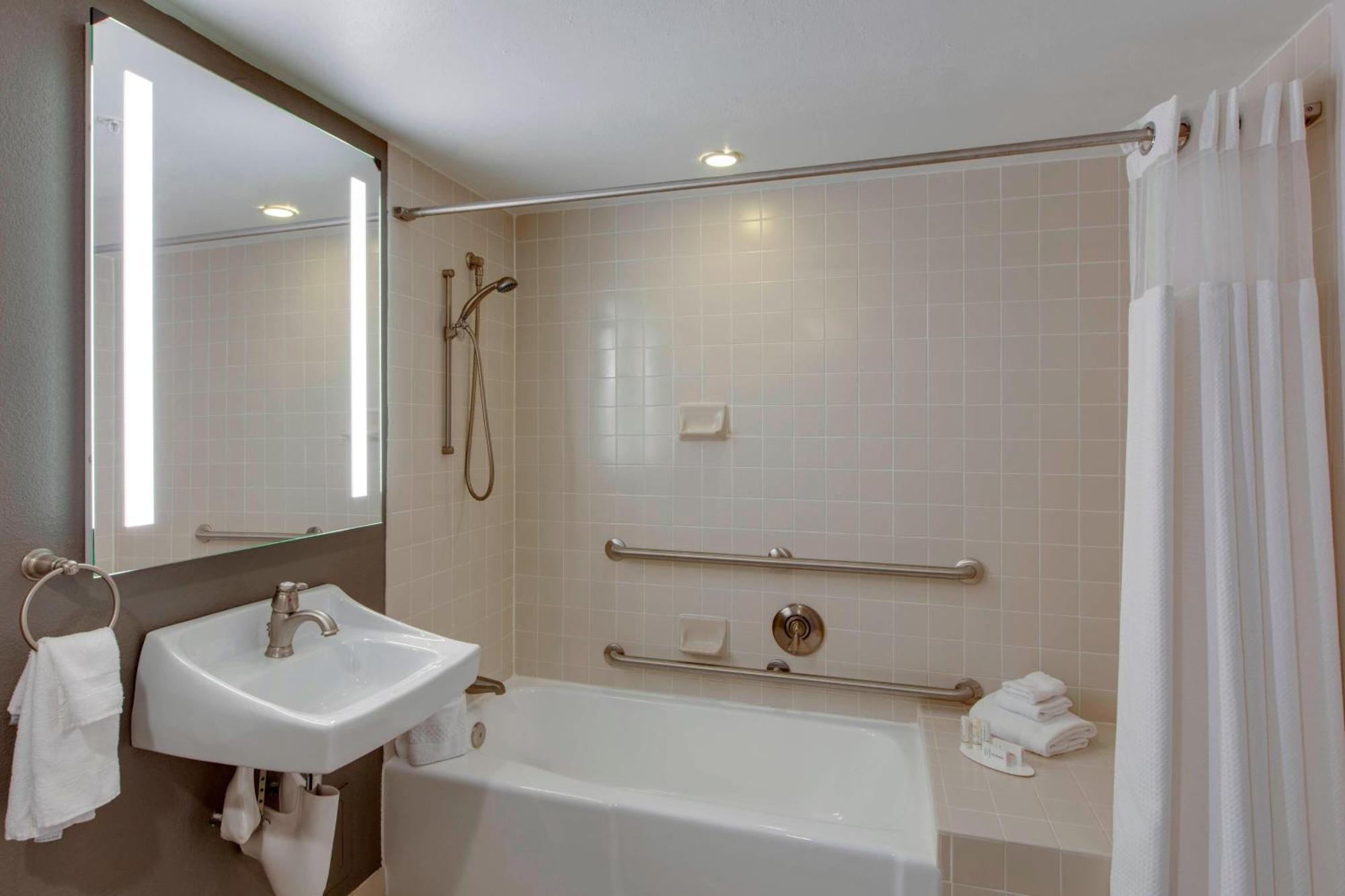 Courtyard By Marriott Logan Airport