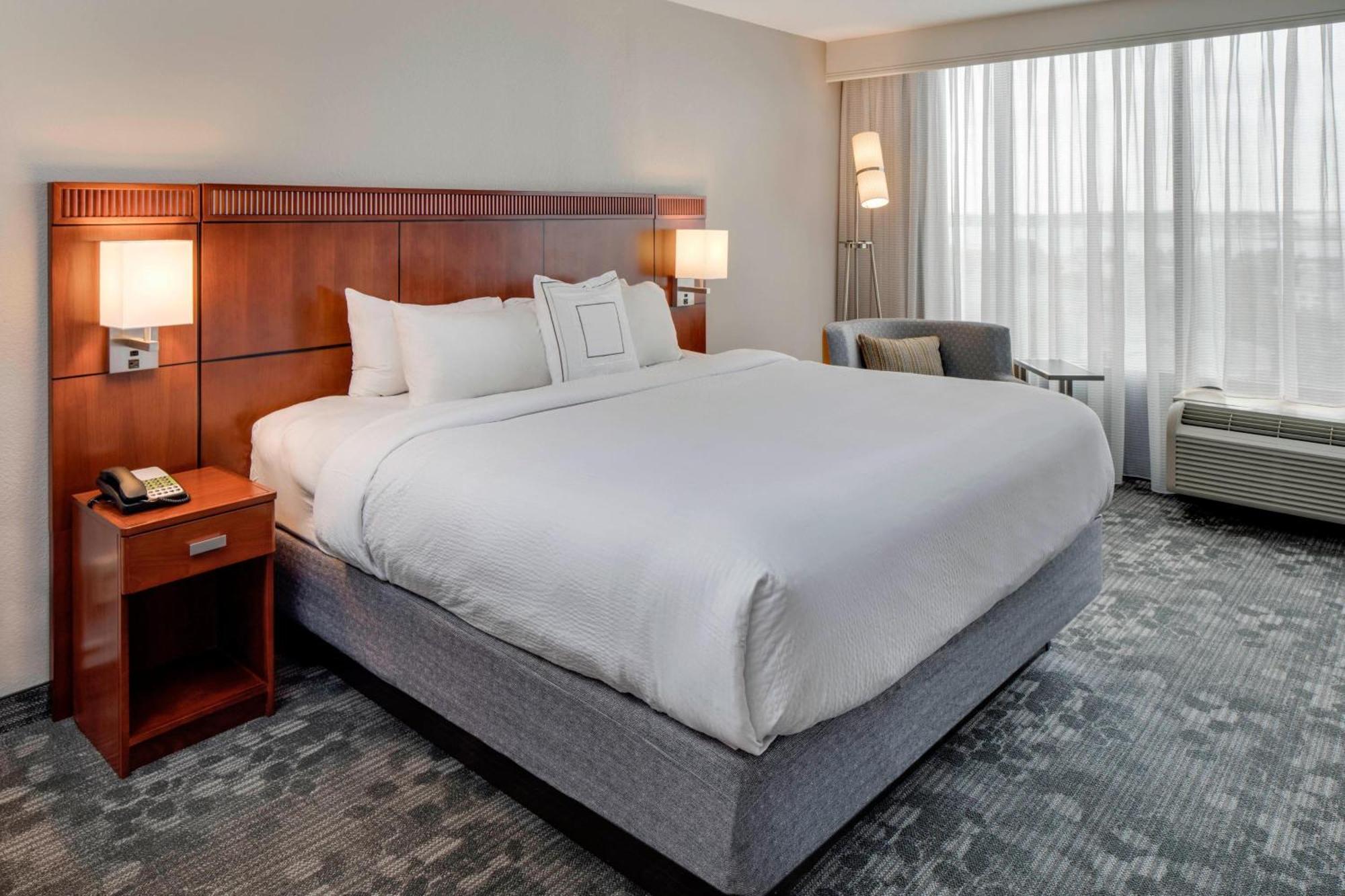 Courtyard By Marriott Logan Airport Hotel