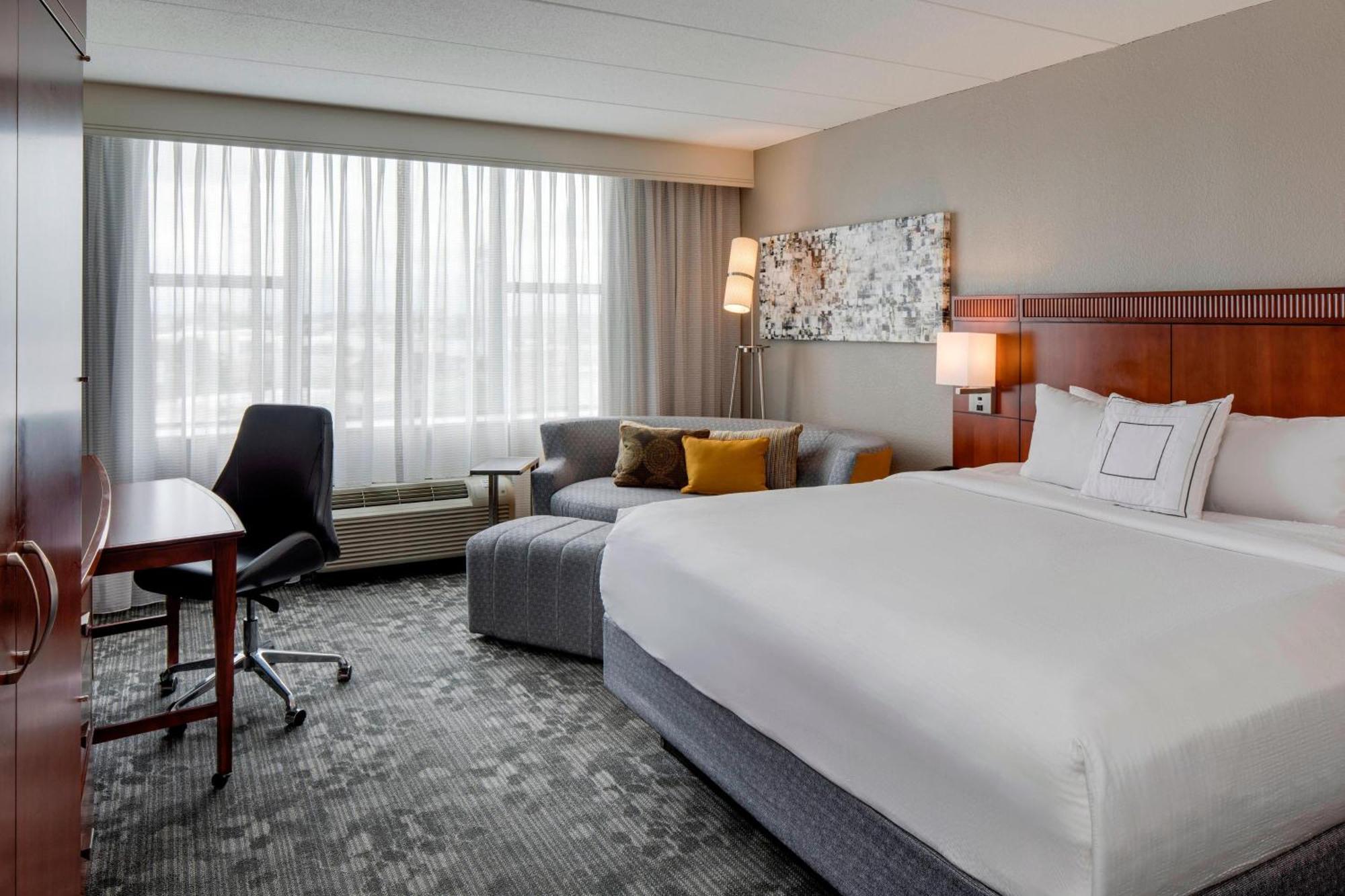 Courtyard By Marriott Logan Airport 3*
