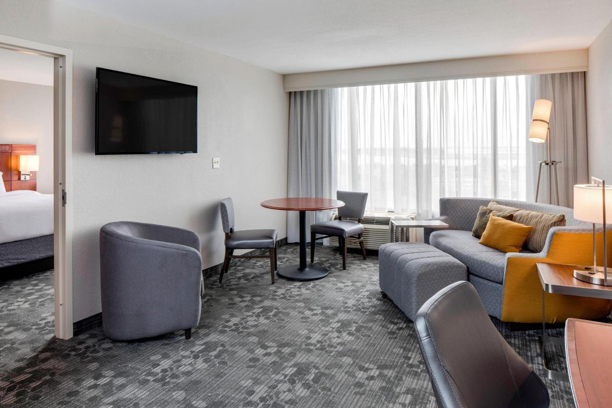 Courtyard By Marriott Logan Airport Hotel