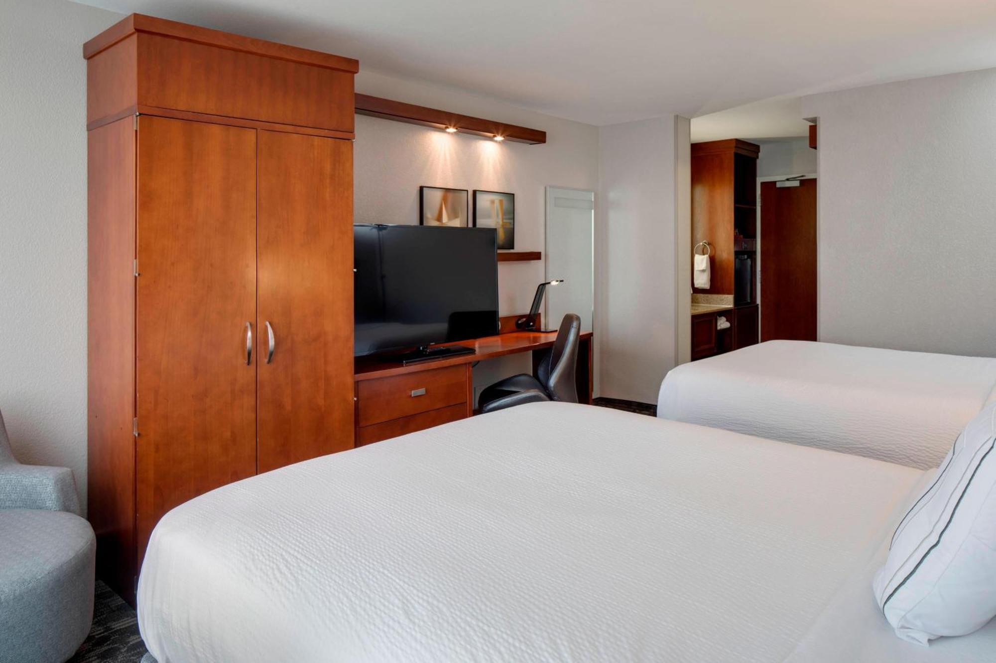 Courtyard By Marriott Logan Airport 3*