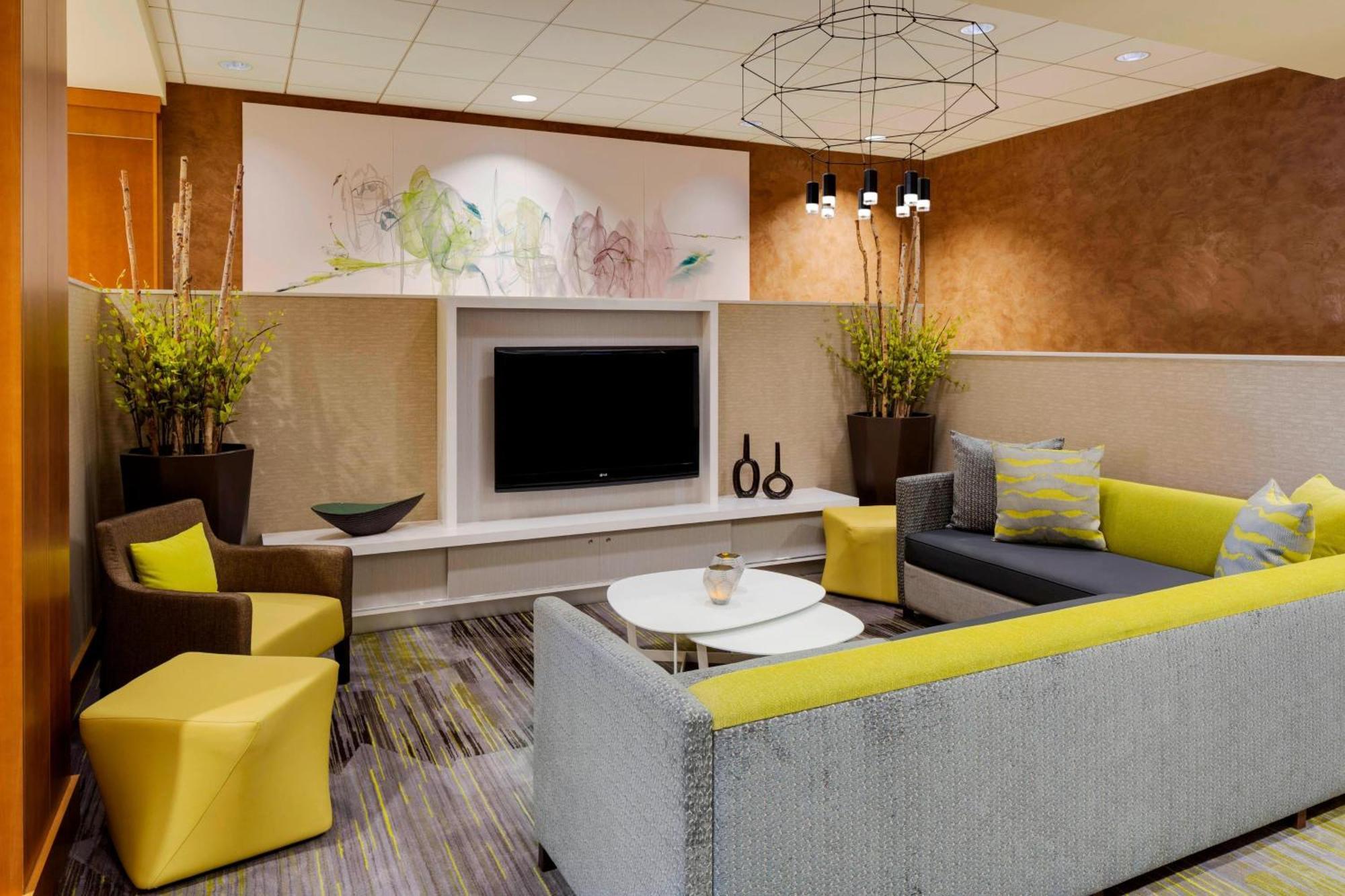 Courtyard By Marriott Logan Airport