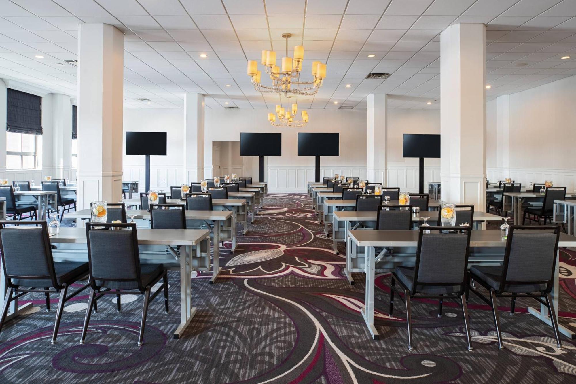 Courtyard By Marriott Downtown 4*