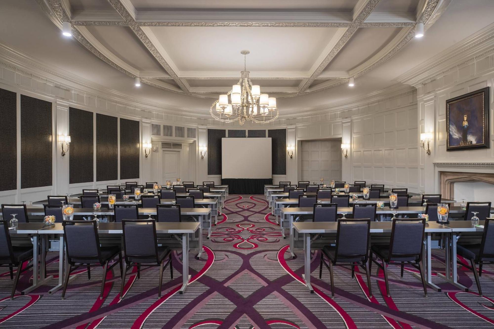 Courtyard By Marriott Downtown Hotel
