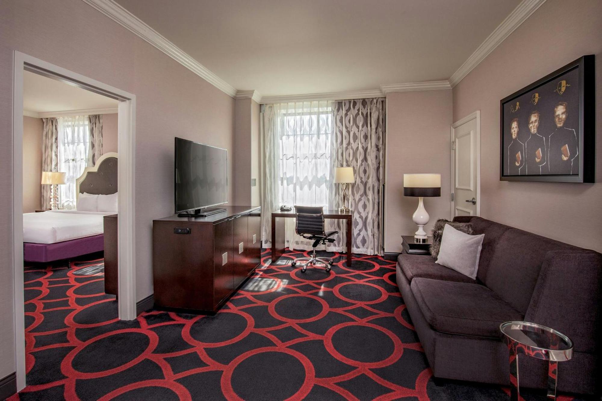 Courtyard By Marriott Downtown Hotel