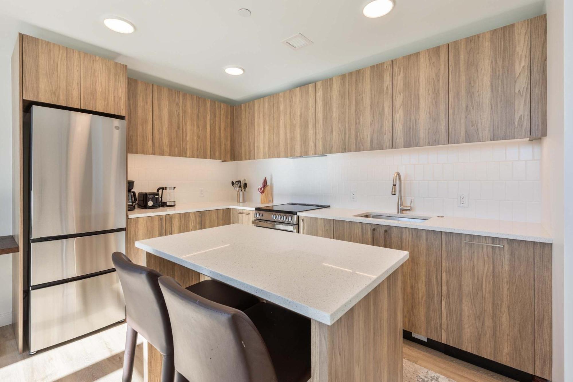 Apartment Gorgeous With Kitchen-idl-637