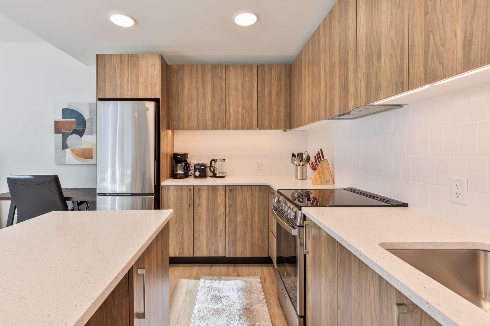 Apartment Gorgeous With Kitchen-idl-637 *