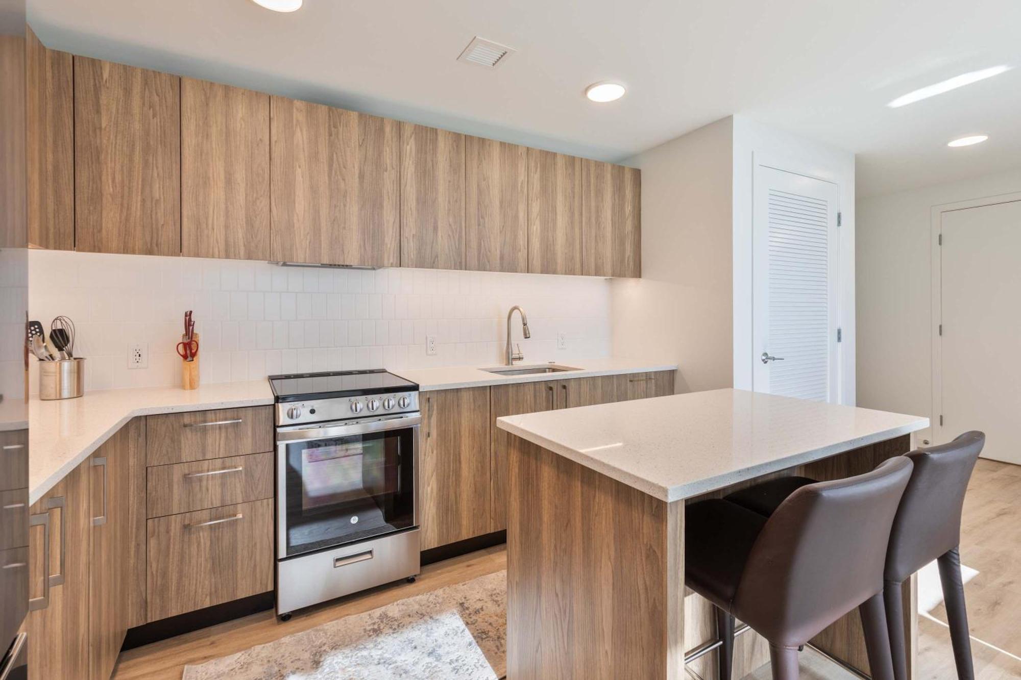 Gorgeous With Kitchen-idl-637 Boston