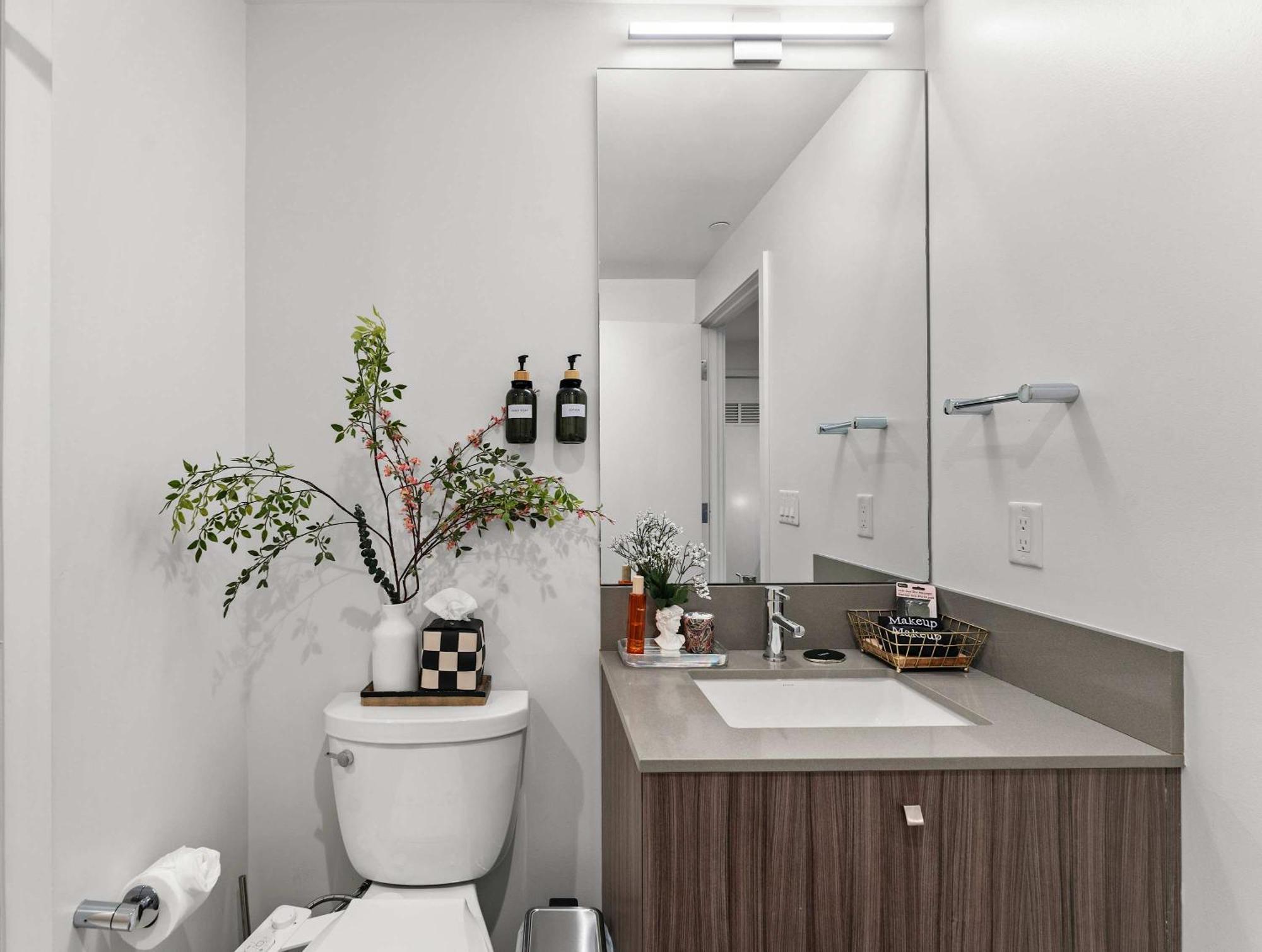Apartment The Dazzling Two-bedroom Two-bath In South End