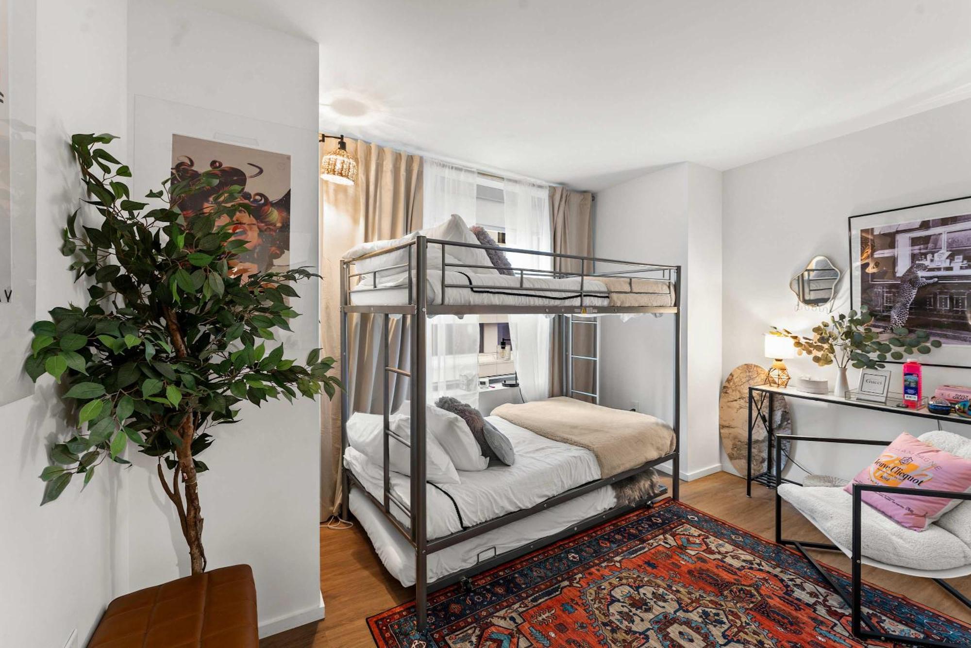 Apartment The Dazzling Two-bedroom Two-bath In South End *