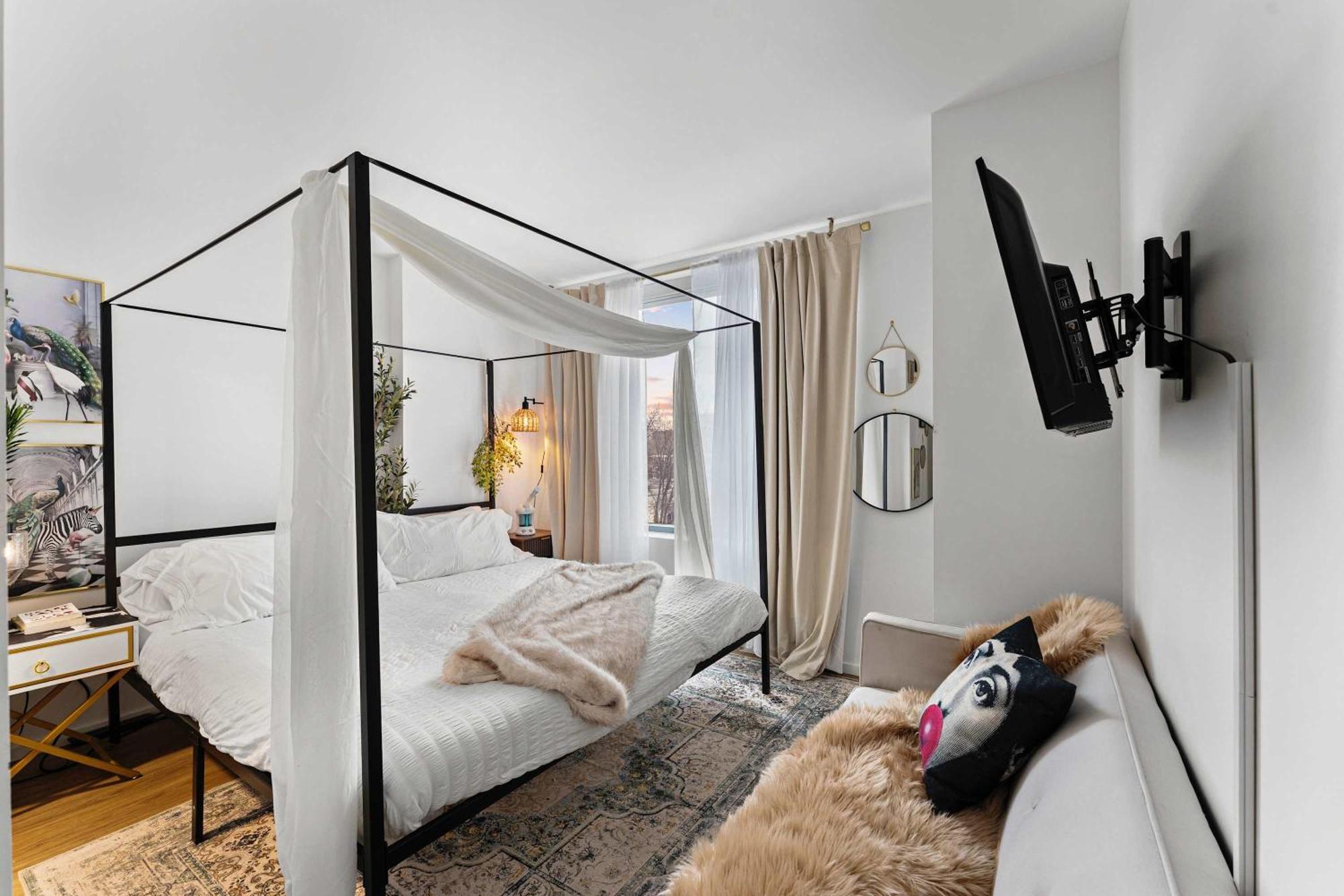 The Dazzling Two-bedroom Two-bath In South End Apartment *