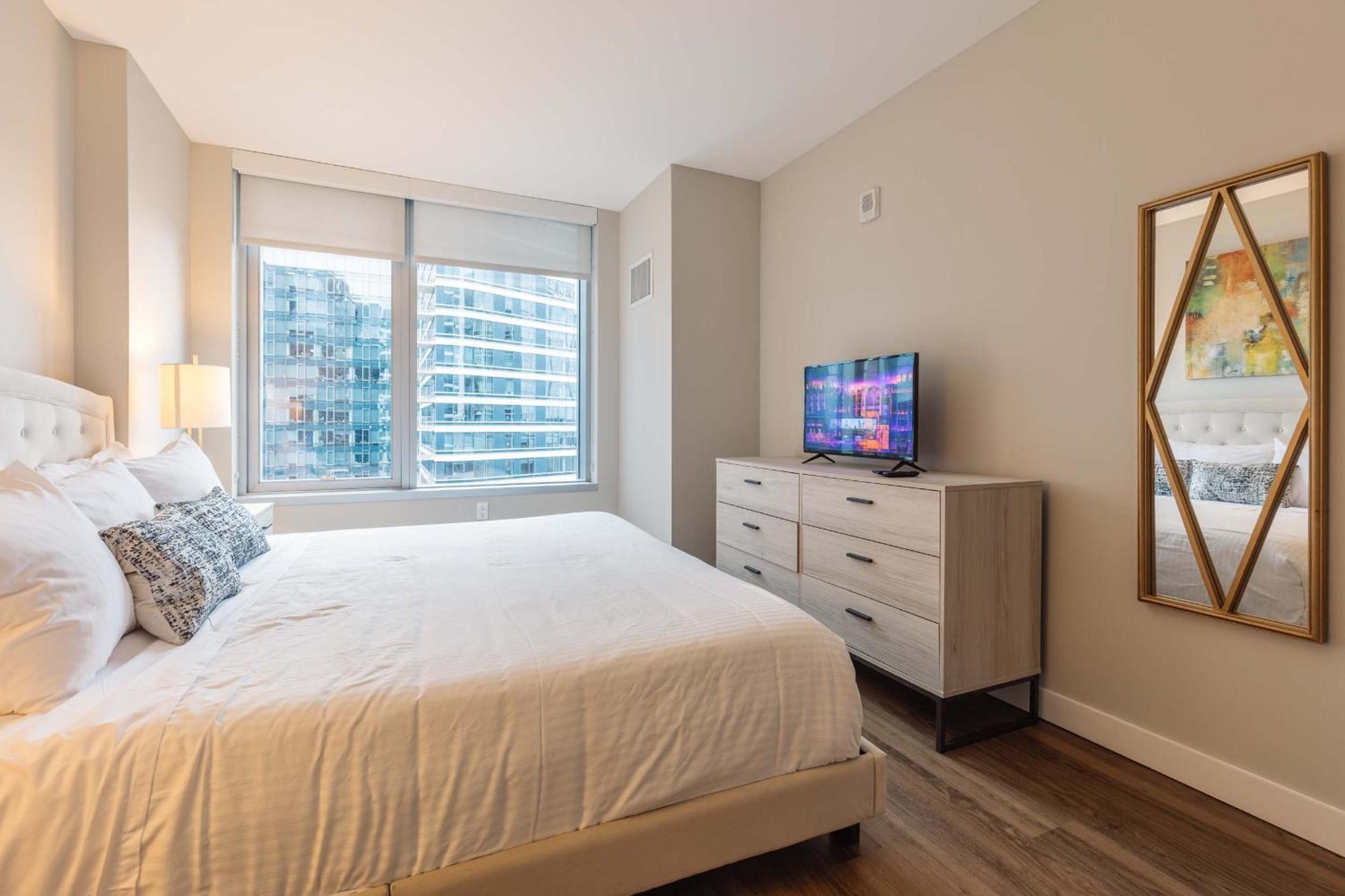 Luxury In Seaport Apartment *