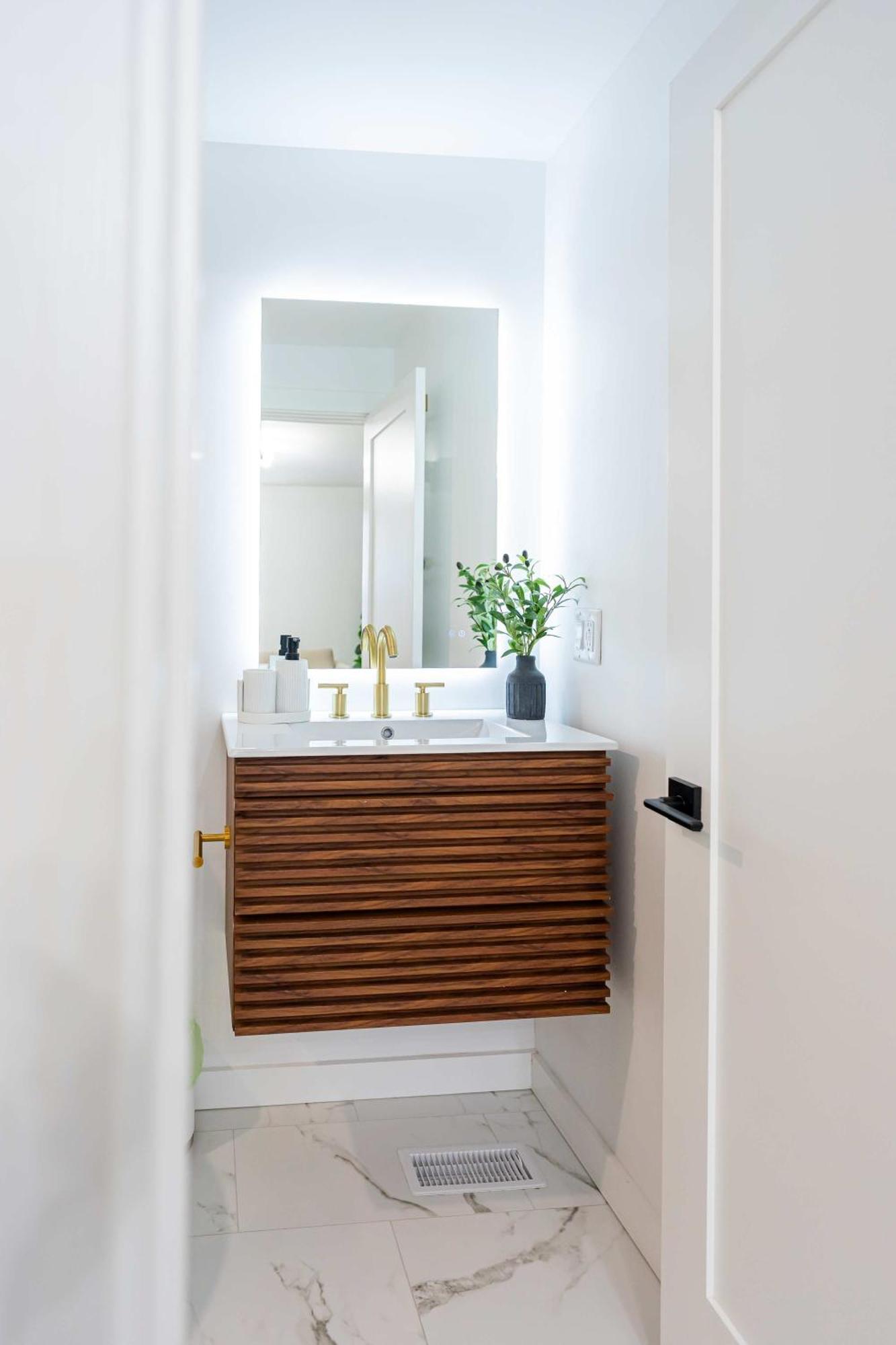Apartment Modern East 2 Bed 2 Bath Boston