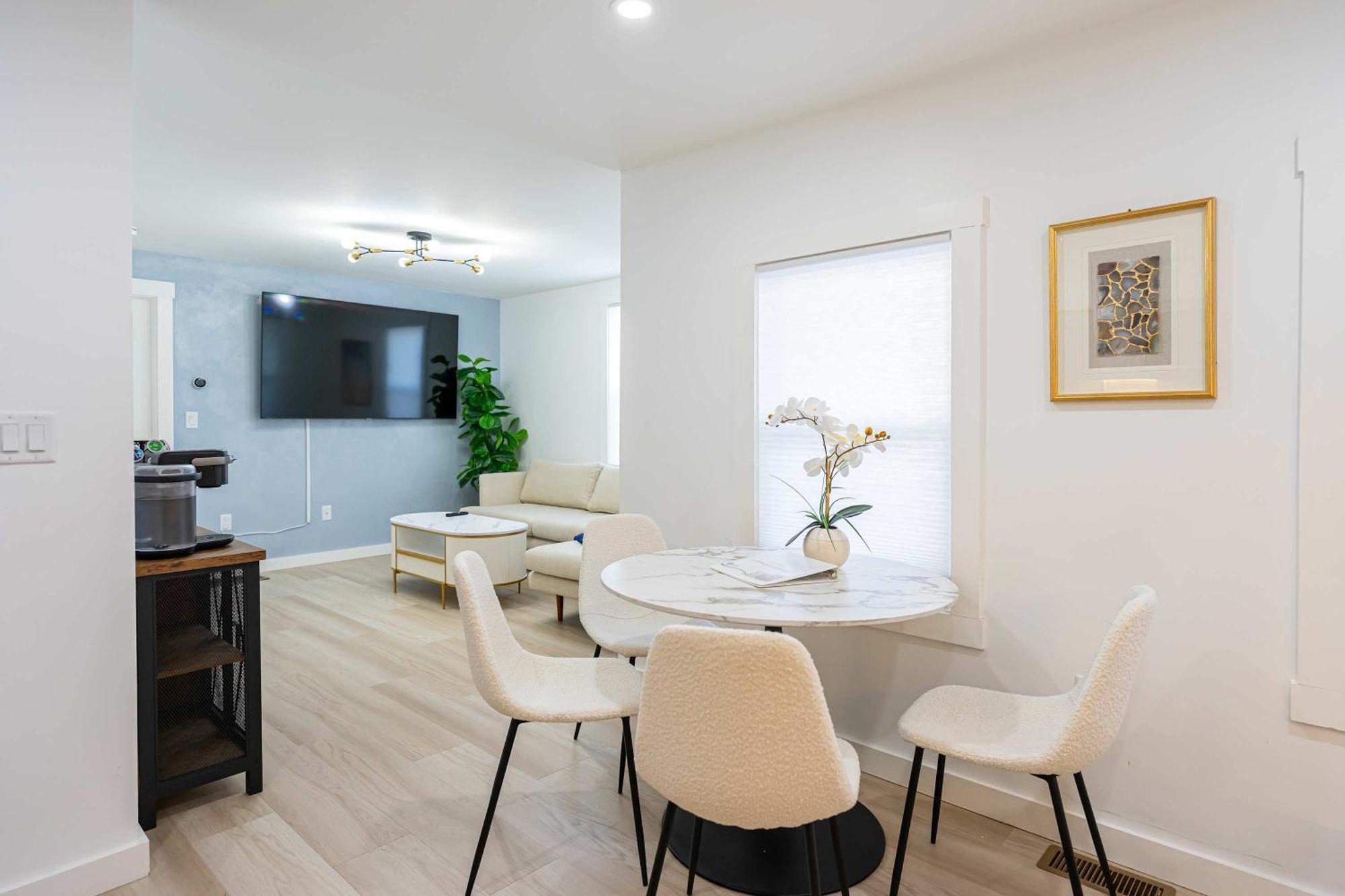 Modern East 2 Bed 2 Bath Apartment *