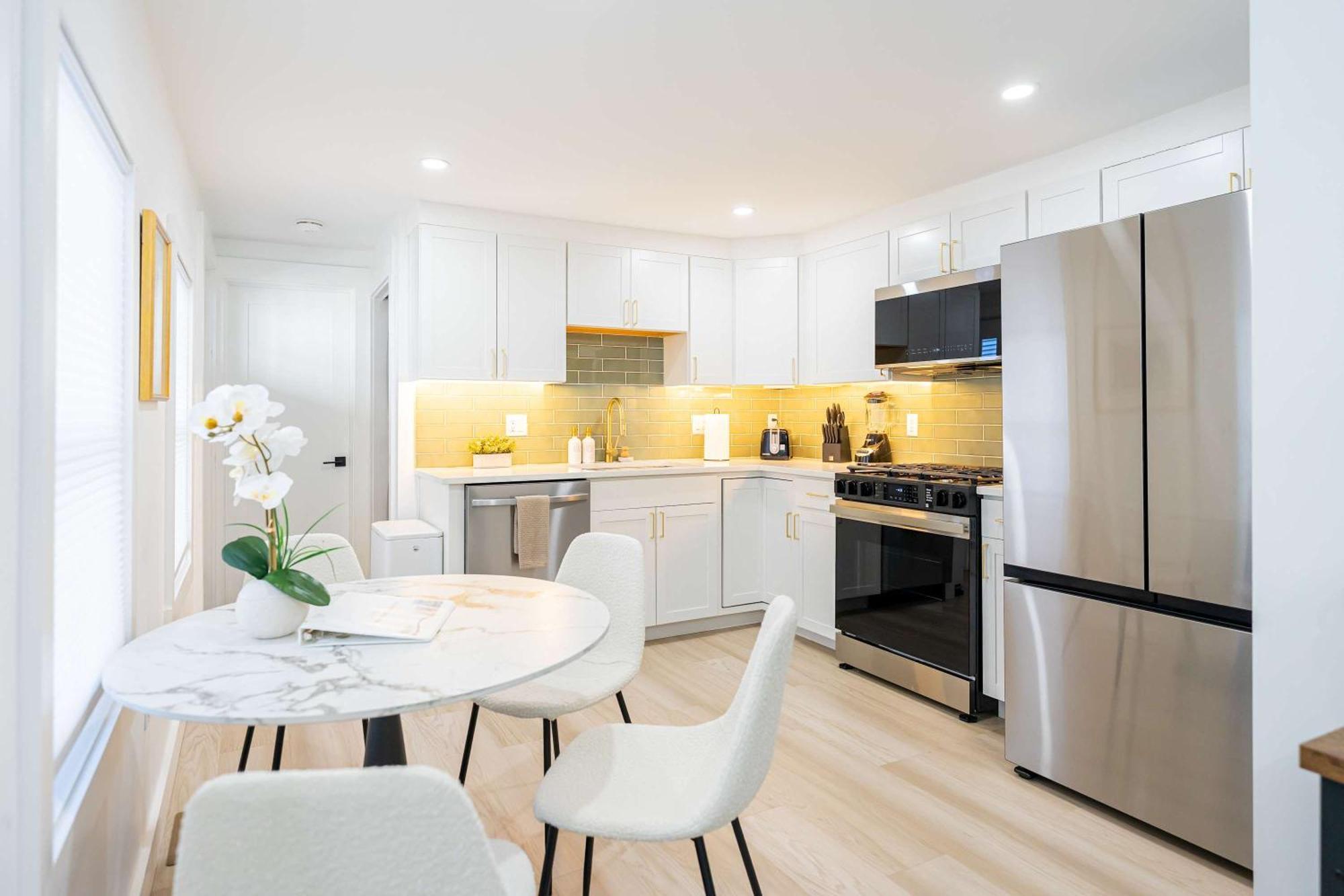 Apartment Modern East 2 Bed 2 Bath Boston