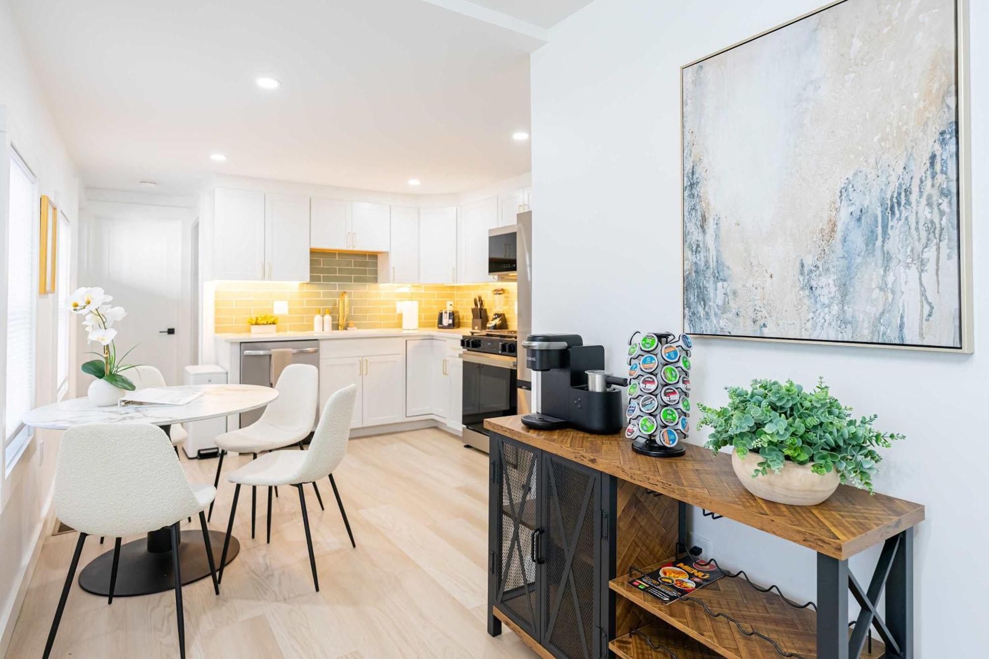 Modern East 2 Bed 2 Bath Apartment *