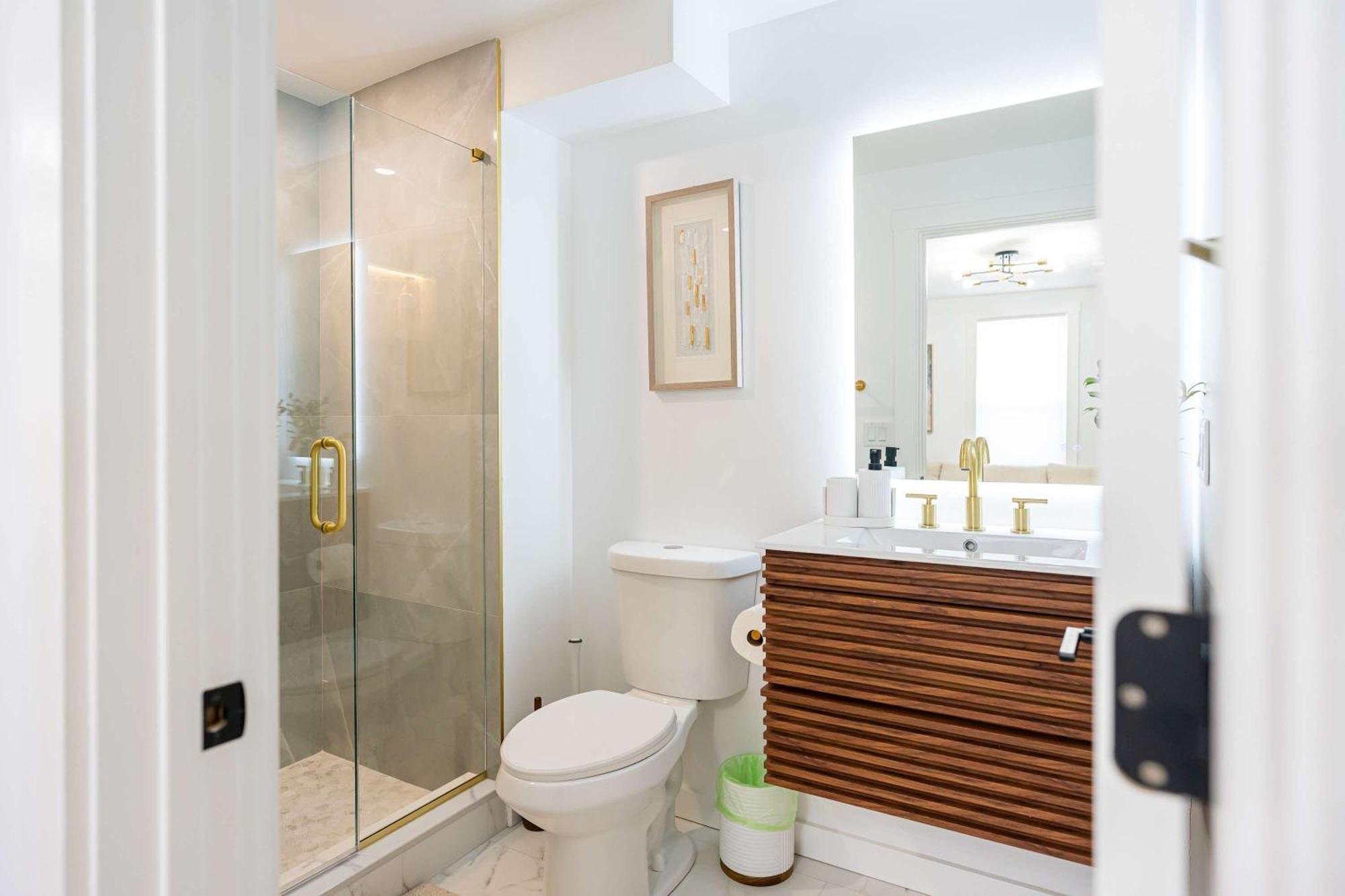 Modern East 2 Bed 2 Bath *