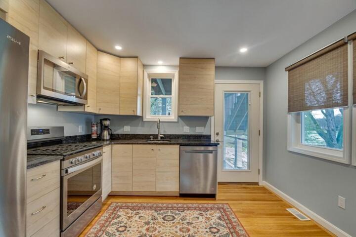 2br Dog-friendly In 2-fam - Comfy Retreat *