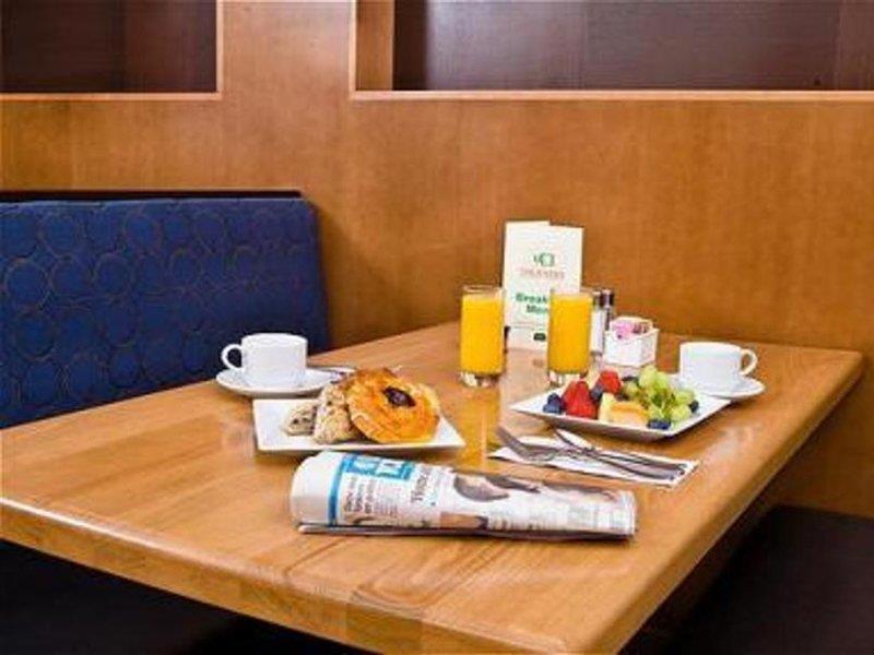 Courtyard By Marriott Logan Airport Hotel 3*