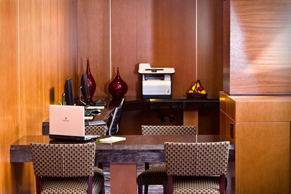 Courtyard By Marriott Logan Airport Boston