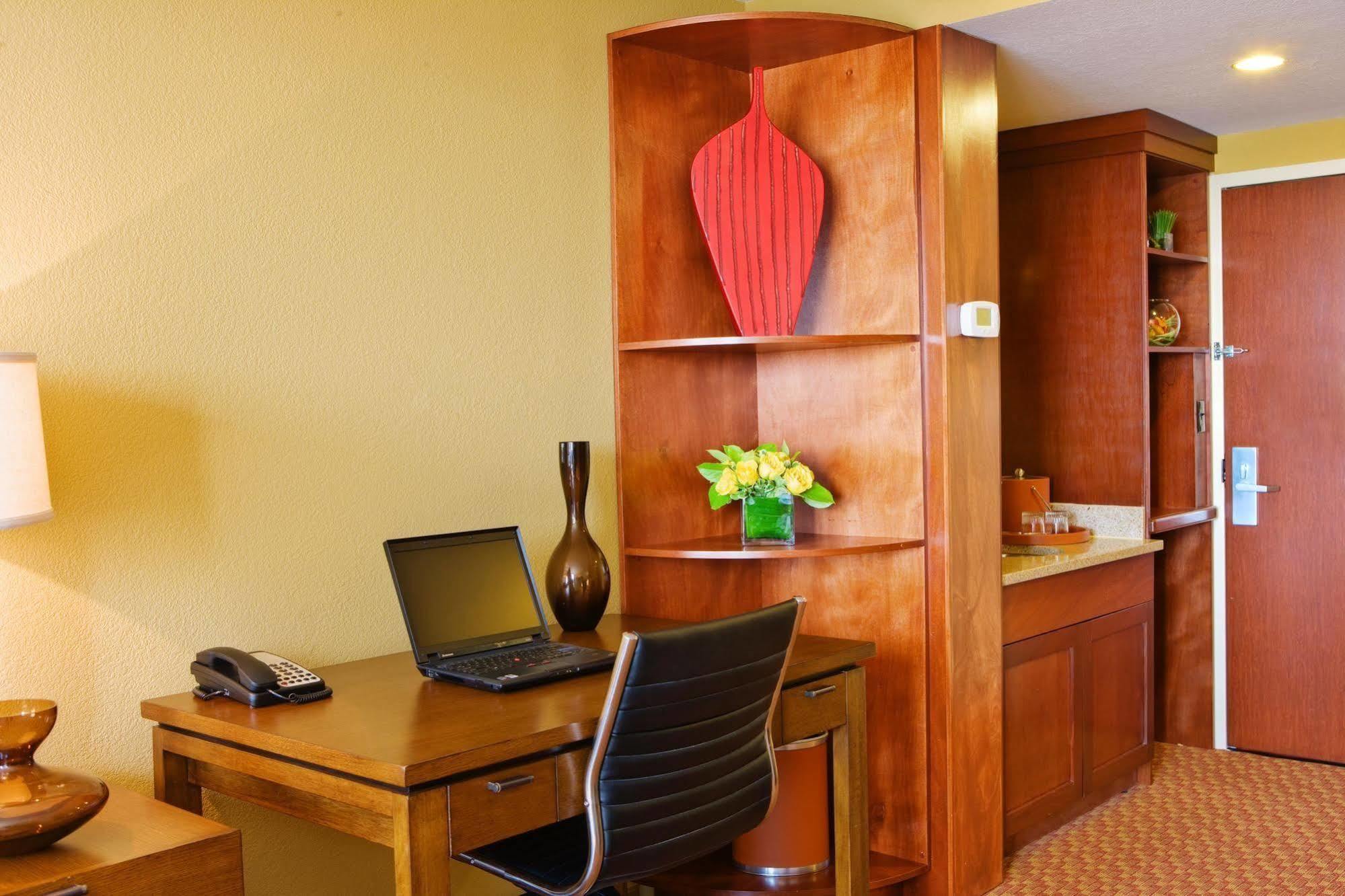 Courtyard By Marriott Logan Airport Hotel Boston