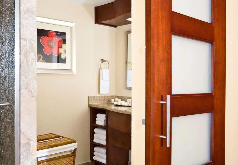 Courtyard By Marriott Logan Airport