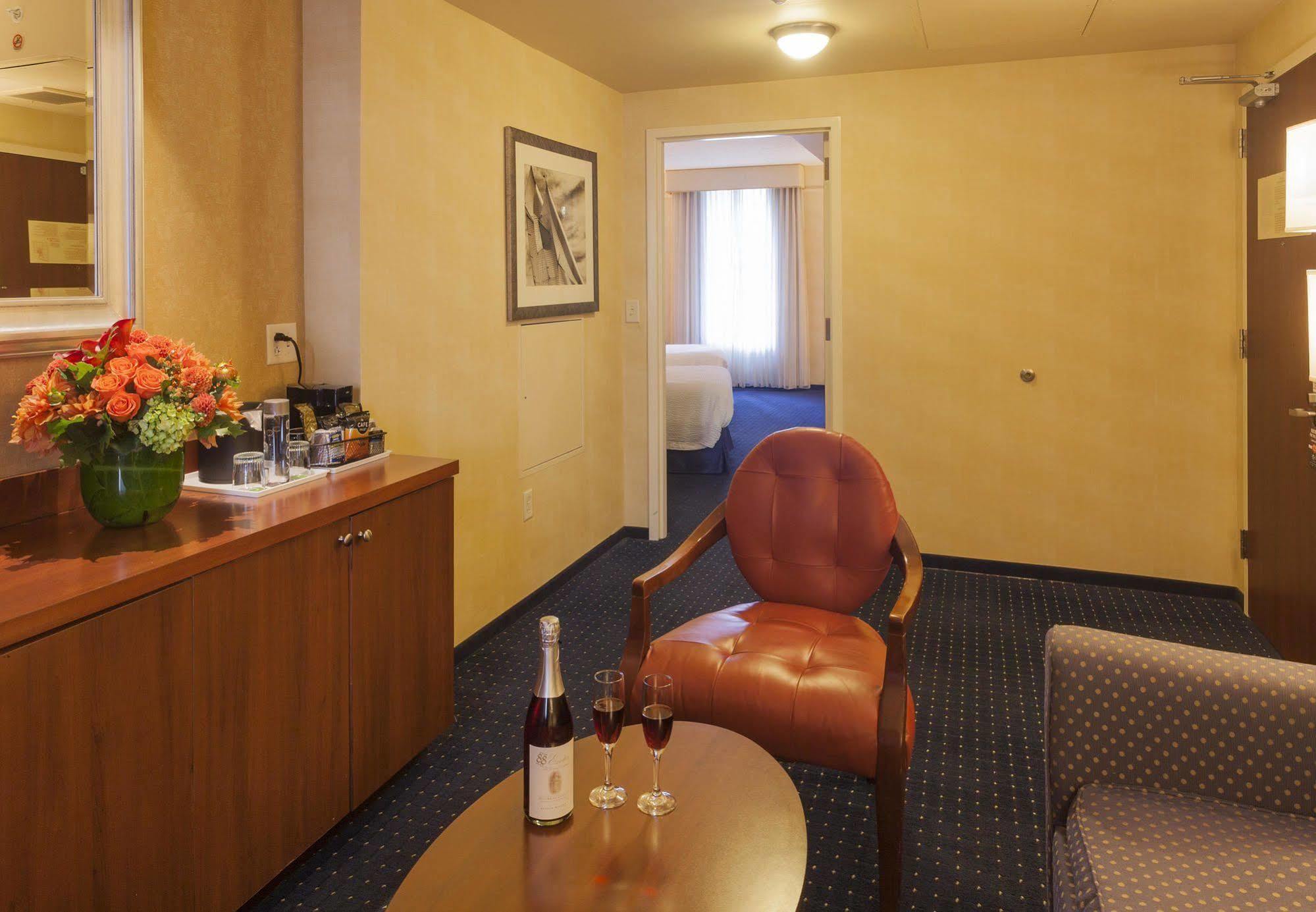 Hotel Courtyard Copley Square 3*