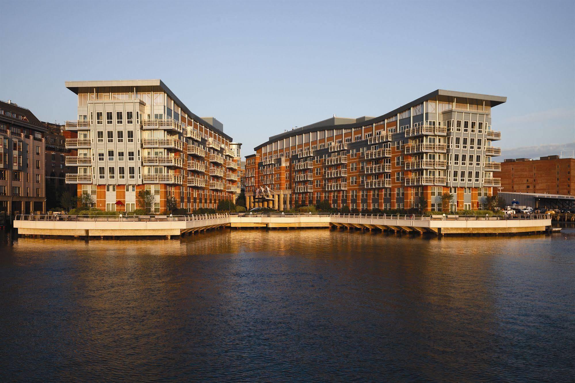 Battery Wharf Hotel, Waterfront