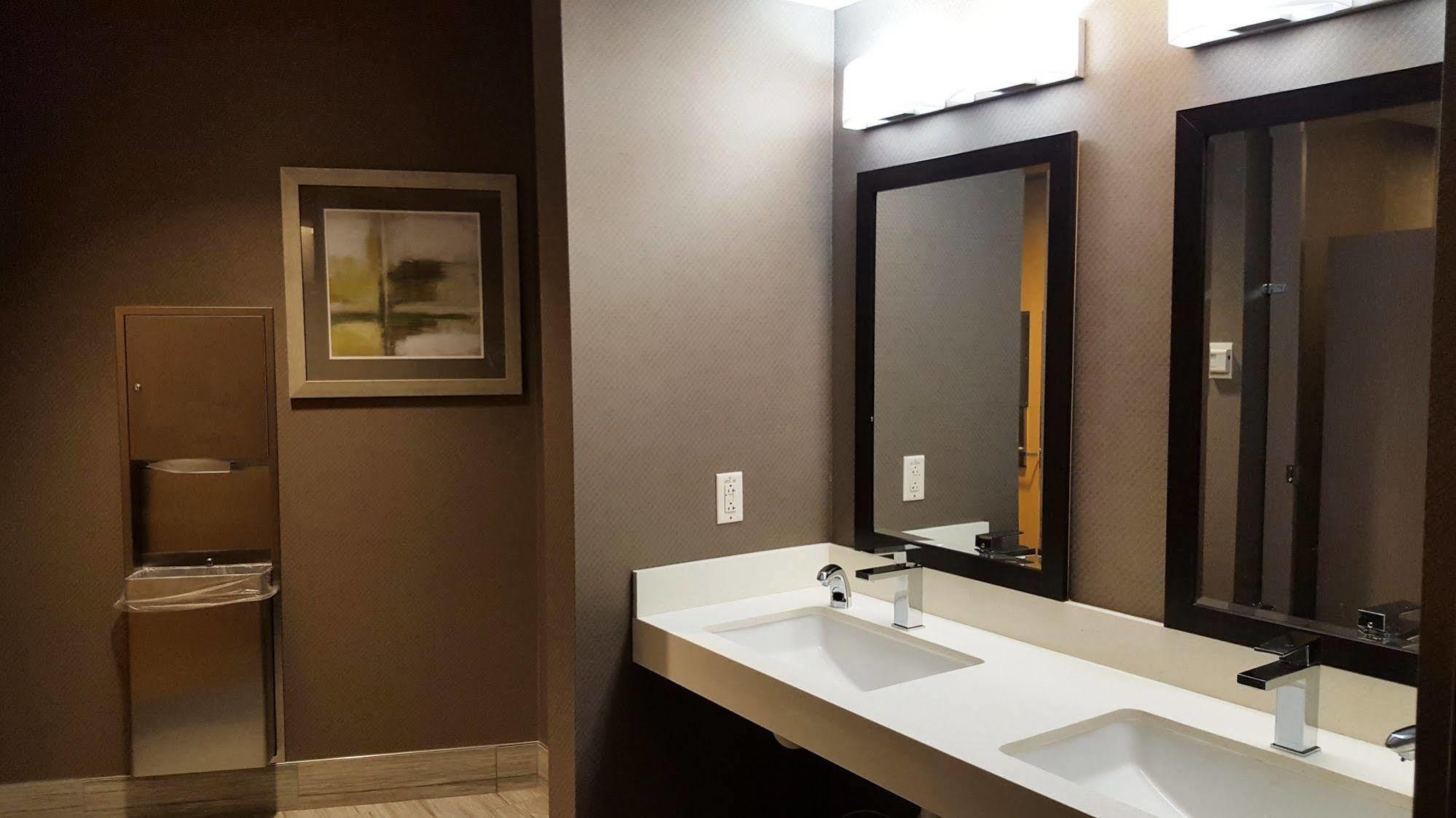 Hampton & Crosstown Center 3*