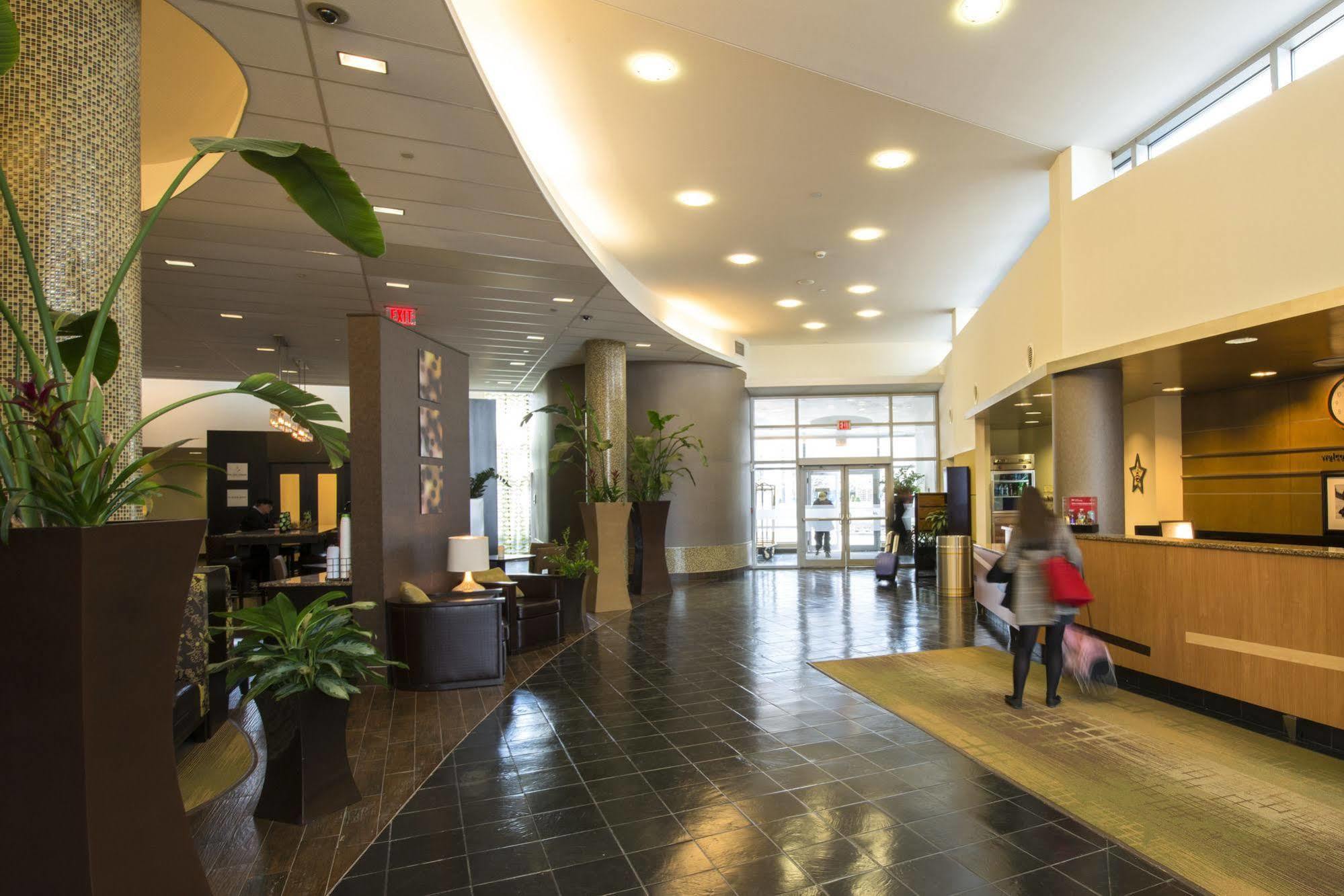 Hotel Hampton & Crosstown Center 3*