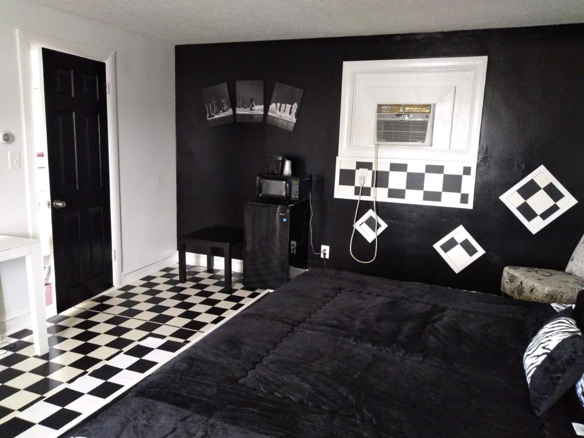 Town Line Motel 2*