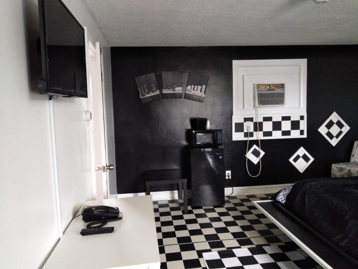 Town Line Motel