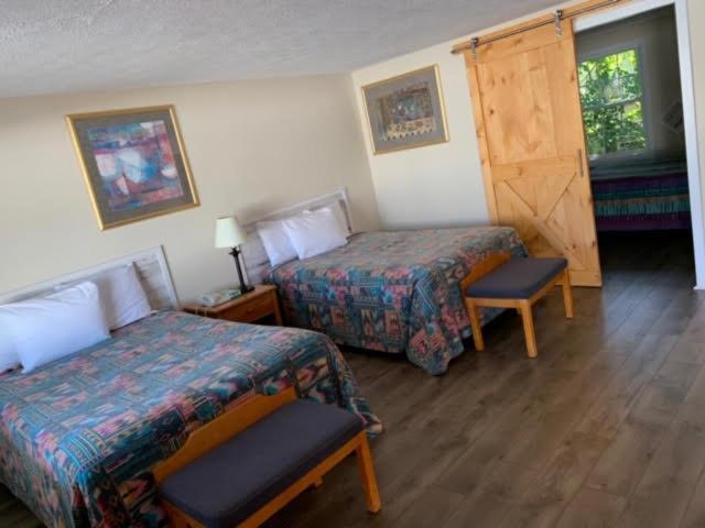 Town Line Motel 2*