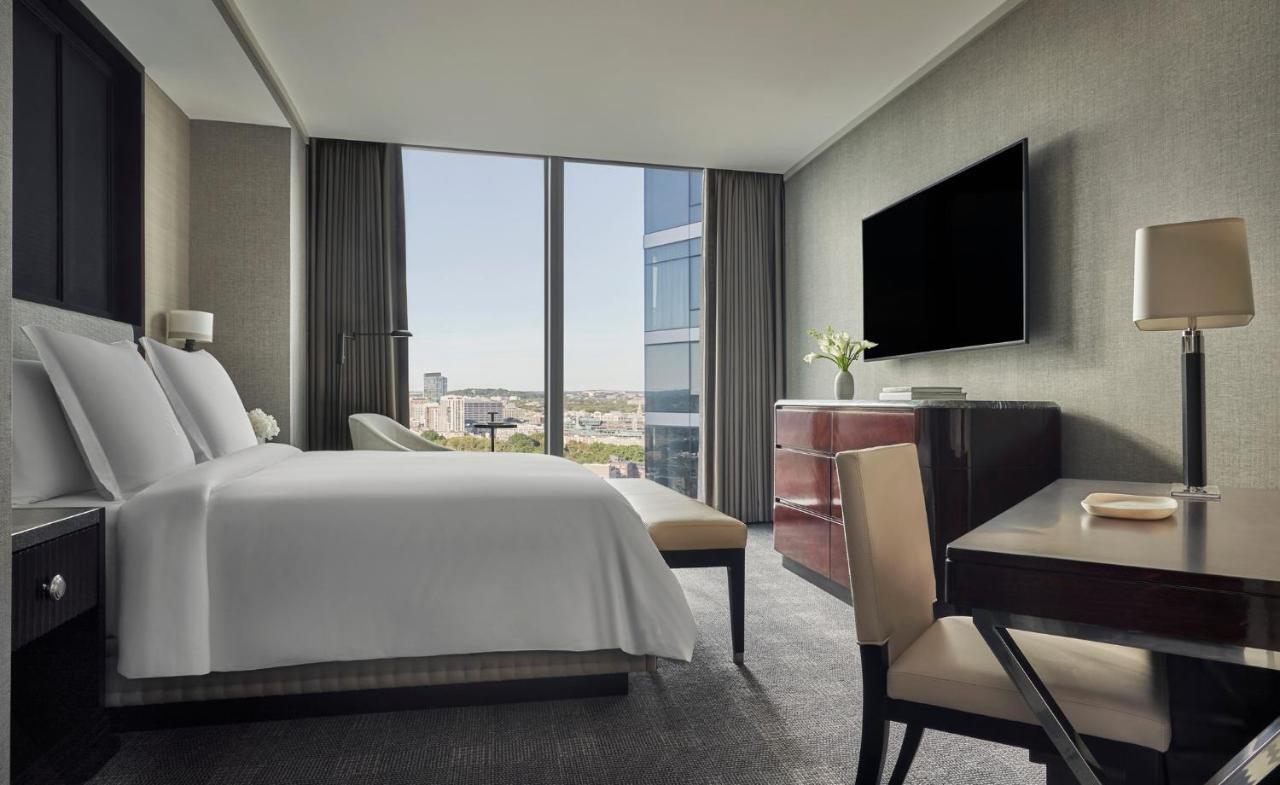 Four Seasons One Dalton Street, Hotel 5*