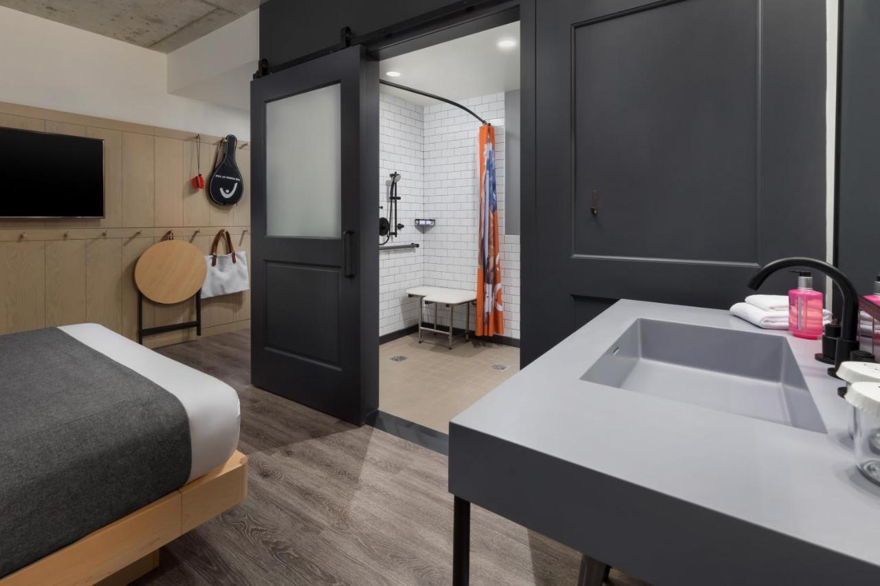 Moxy Downtown 4*