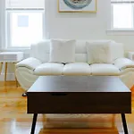 82 Newly Renovated, Luxury Apt In Boston