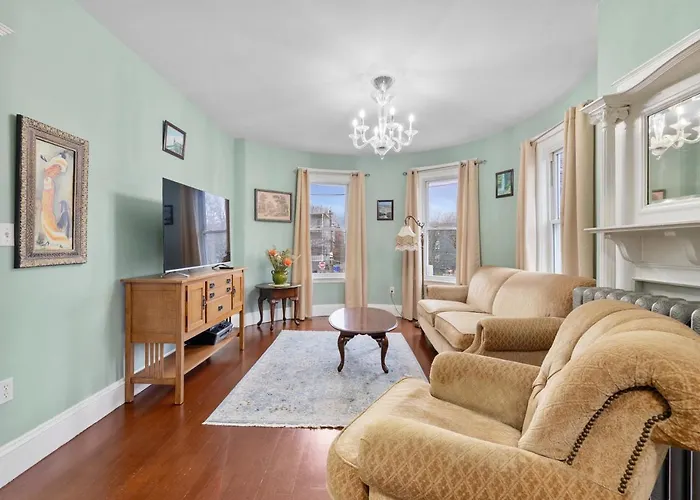 Bright & Spacious Apartment, Mins From Downtown Boston, Parking