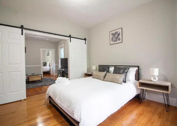 2 Bedroom Condo Close To Boston And Cambridge With Free Parkings